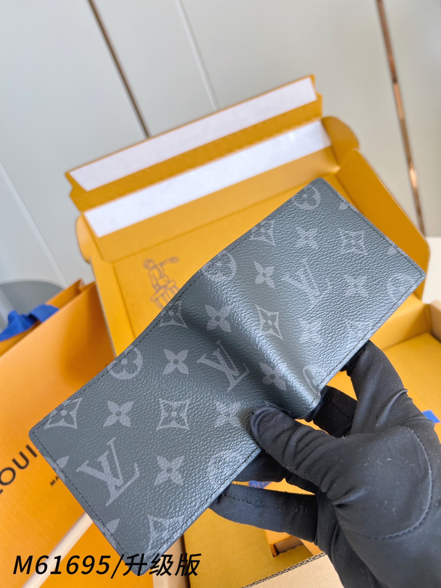 【 M61695黑花/升级版 】Multiple 钱包采用 Monogram 帆布制造，设有多个口袋，可