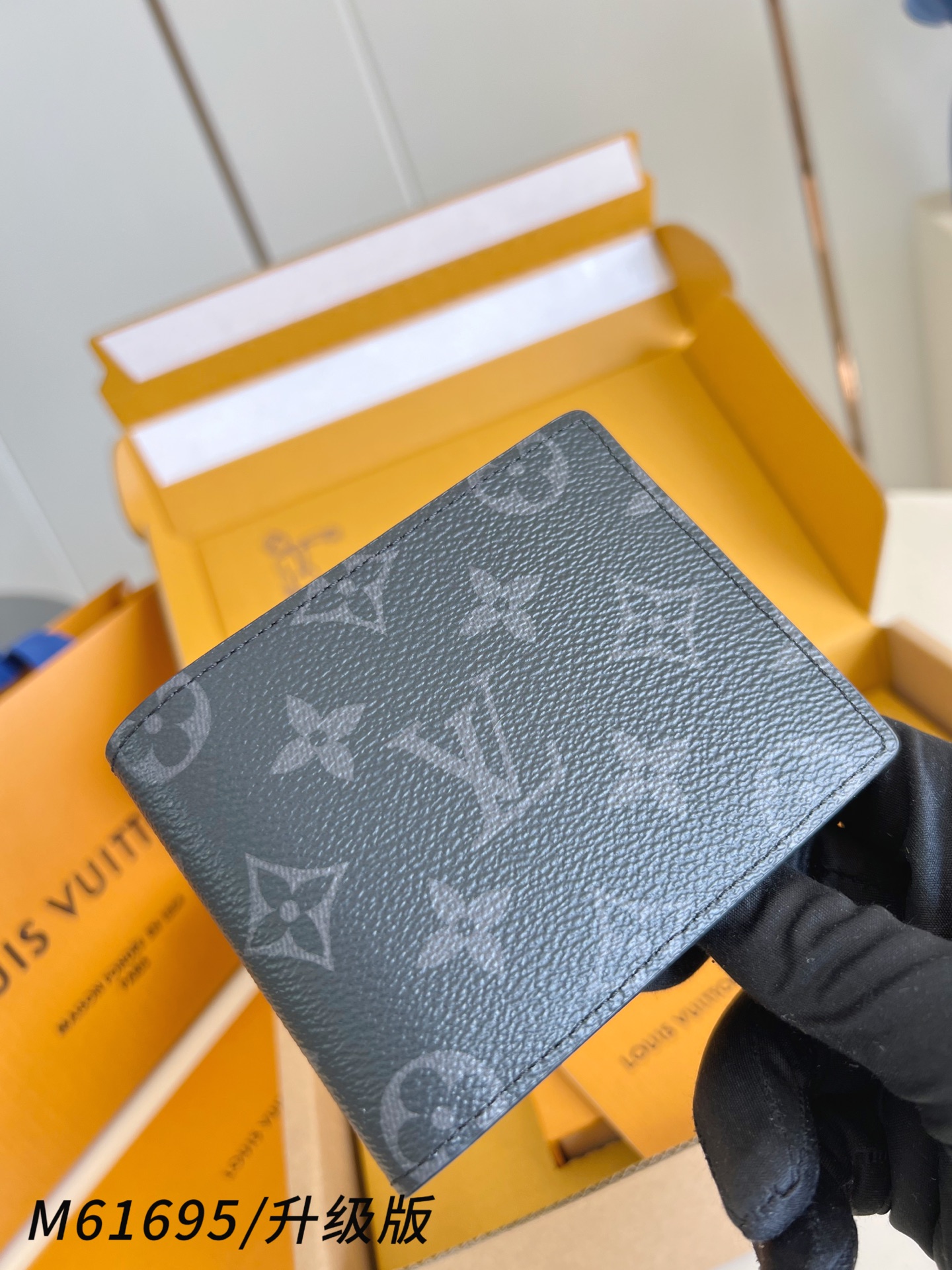 【 M61695黑花/升级版 】Multiple 钱包采用 Monogram 帆布制造，设有多个口袋，可