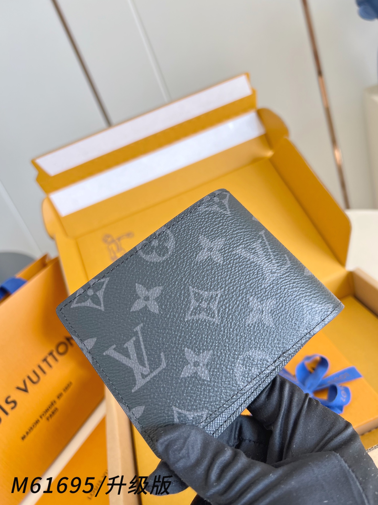 【 M61695黑花/升级版 】Multiple 钱包采用 Monogram 帆布制造，设有多个口袋，可