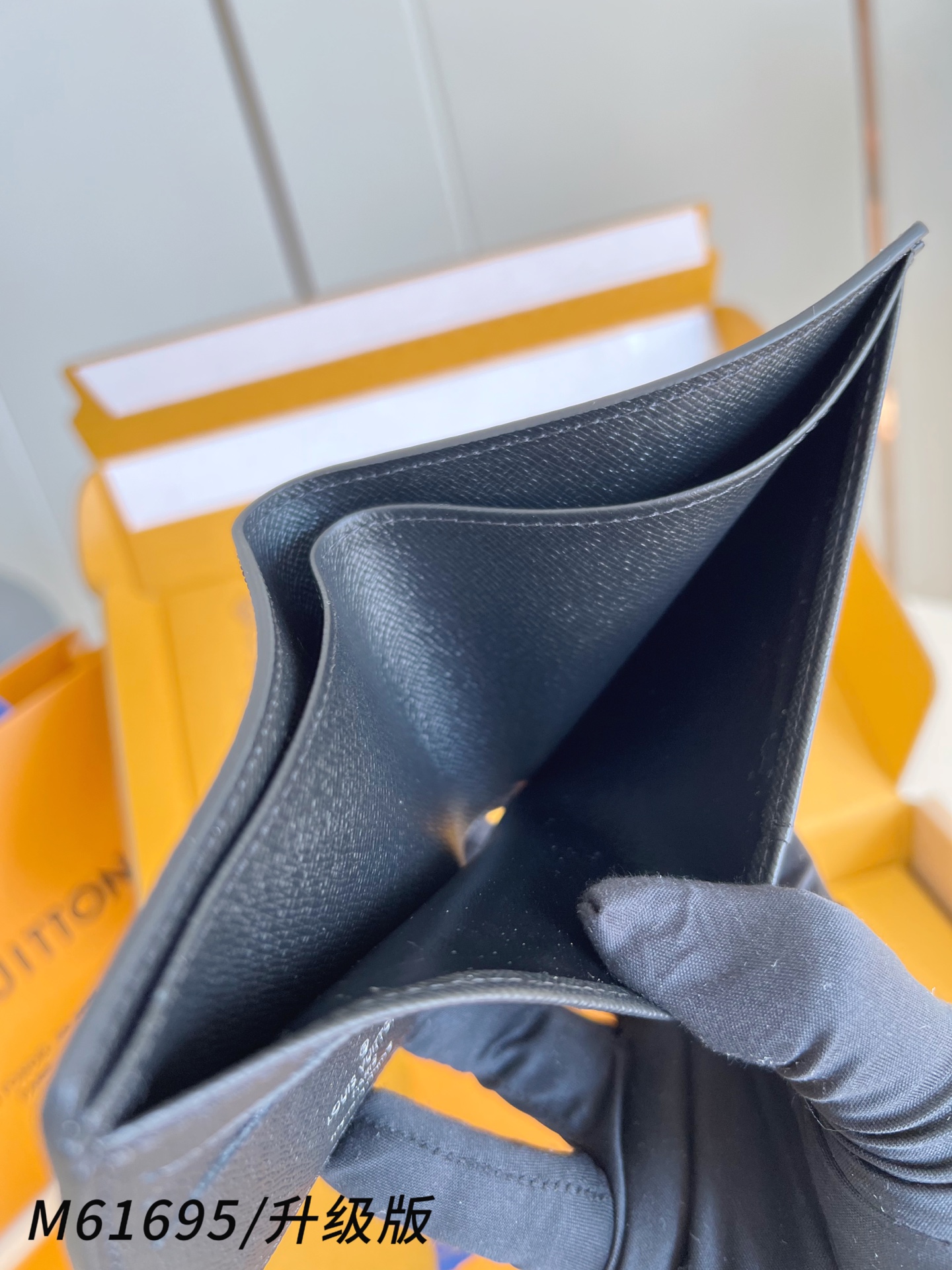 【 M61695黑花/升级版 】Multiple 钱包采用 Monogram 帆布制造，设有多个口袋，可