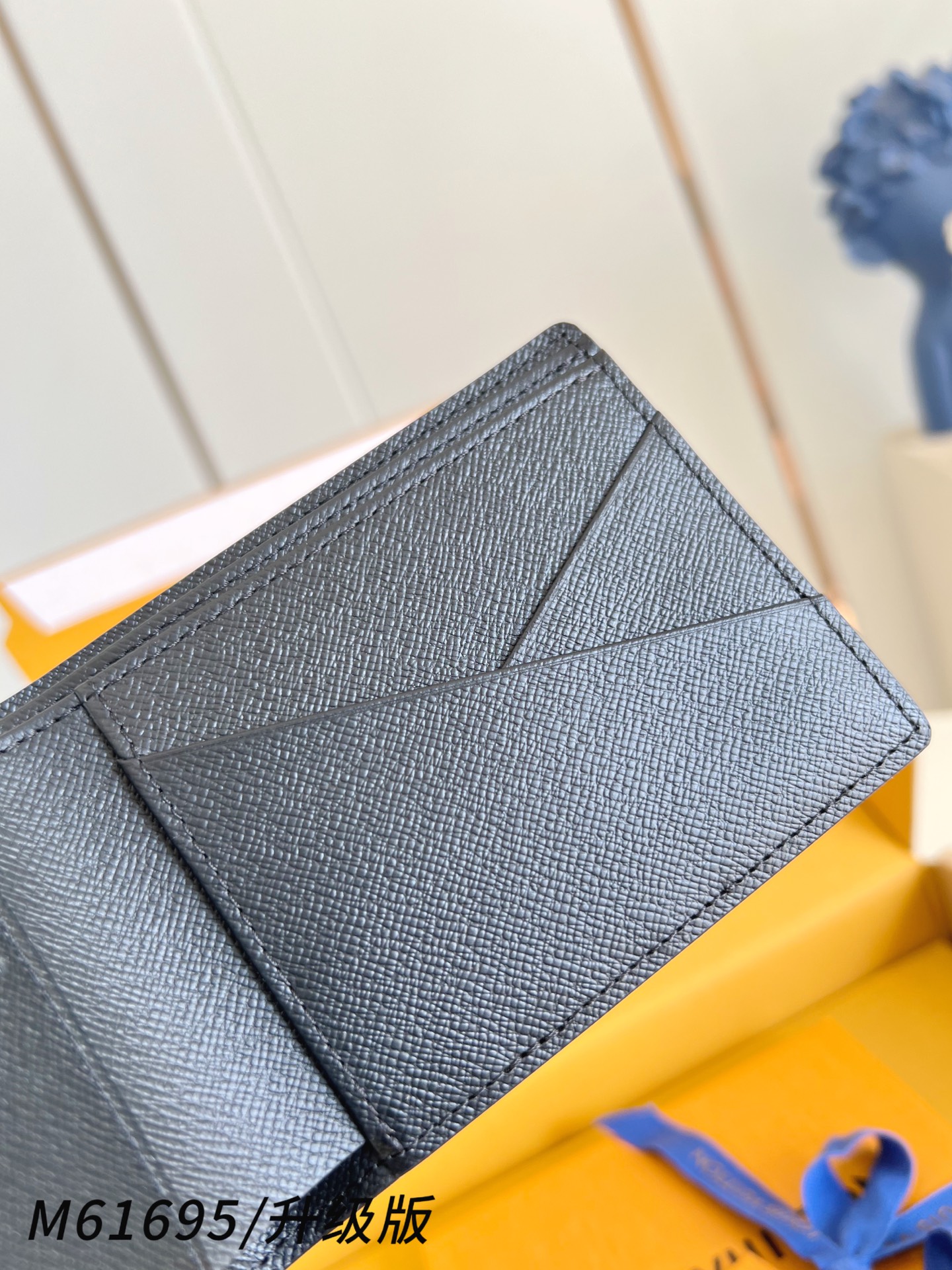 【 M61695黑花/升级版 】Multiple 钱包采用 Monogram 帆布制造，设有多个口袋，可