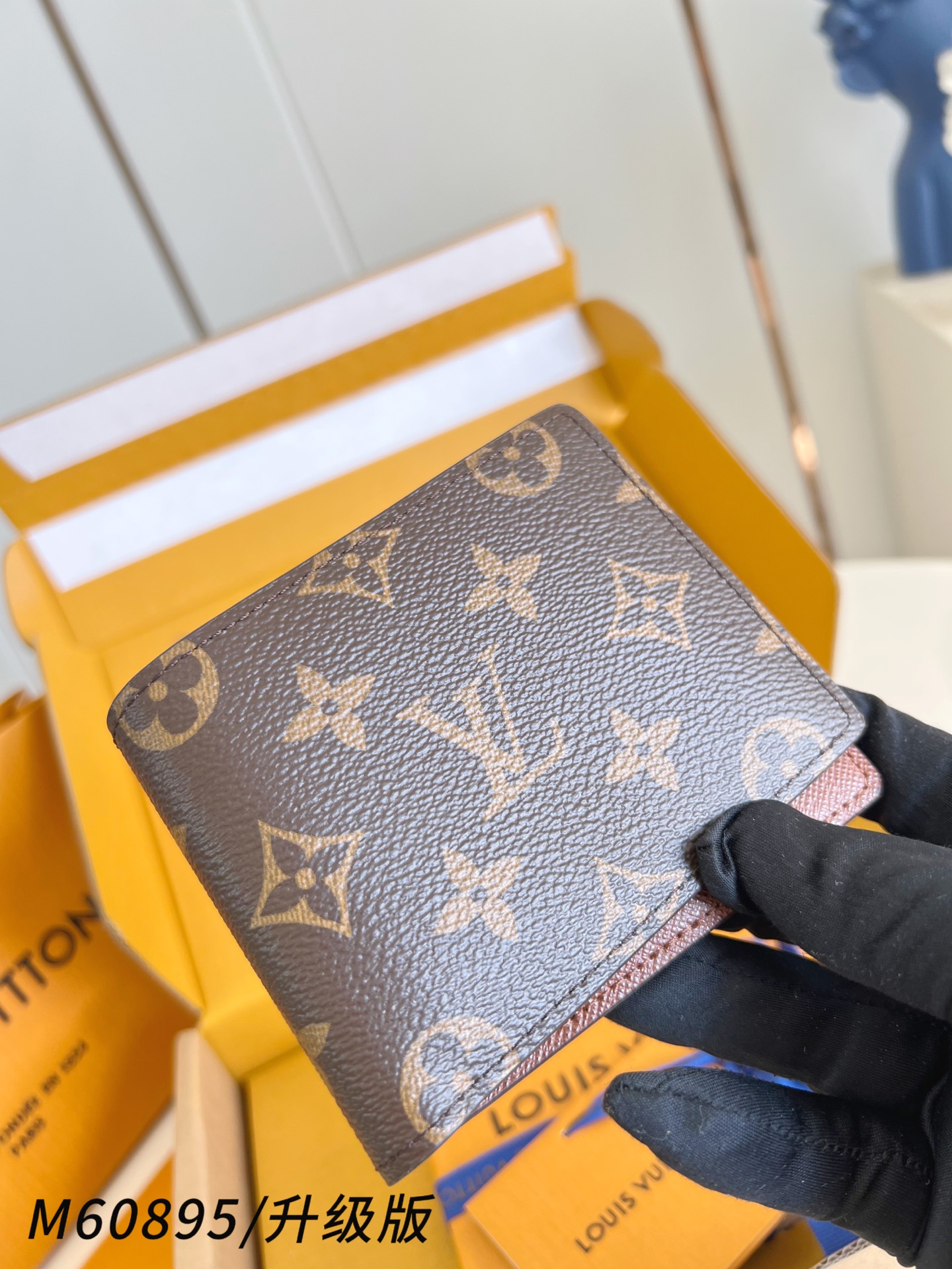 【 M60895老花/升级版 】Multiple 钱包采用 Monogram 帆布制造，设有多个口袋，可