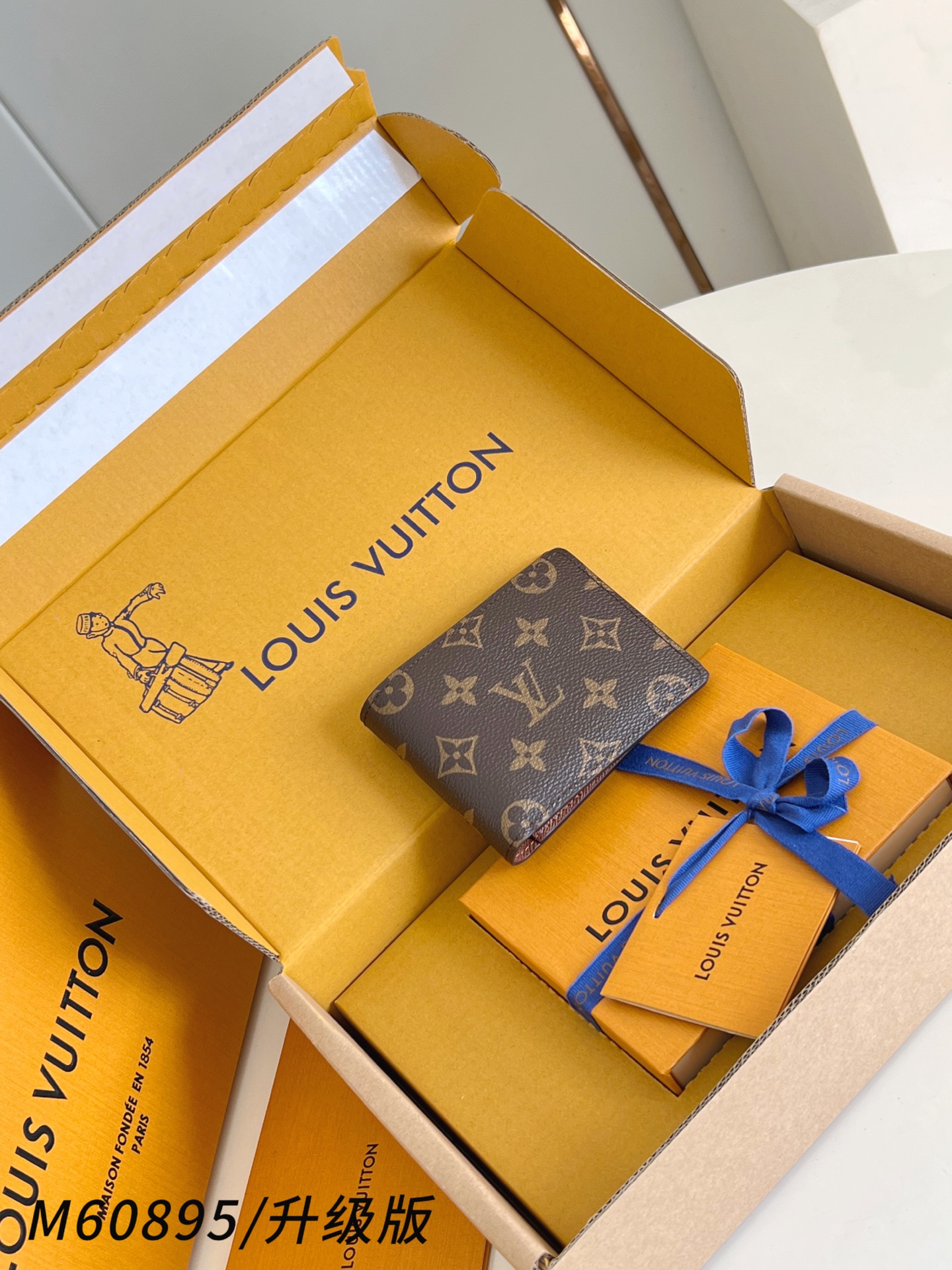 【 M60895老花/升级版 】Multiple 钱包采用 Monogram 帆布制造，设有多个口袋，可