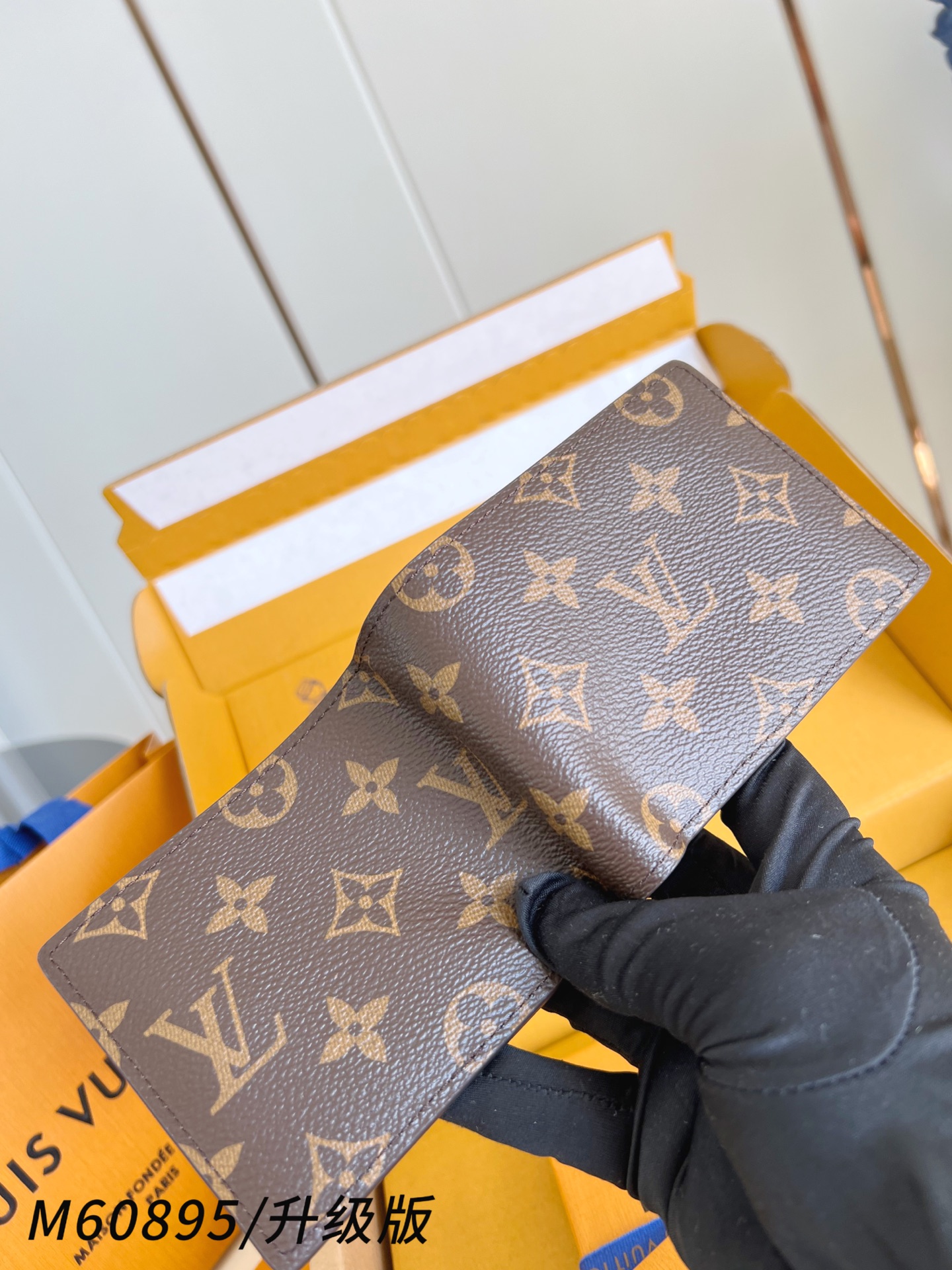 【 M60895老花/升级版 】Multiple 钱包采用 Monogram 帆布制造，设有多个口袋，可