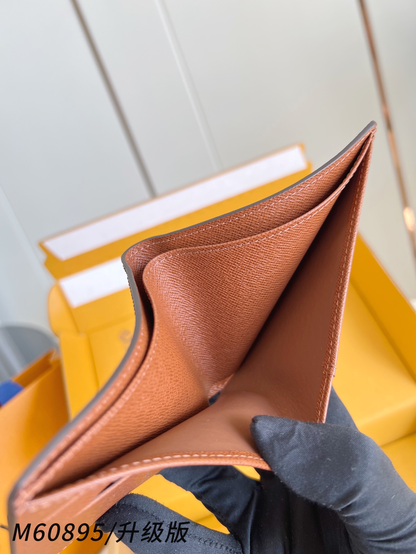 【 M60895老花/升级版 】Multiple 钱包采用 Monogram 帆布制造，设有多个口袋，可