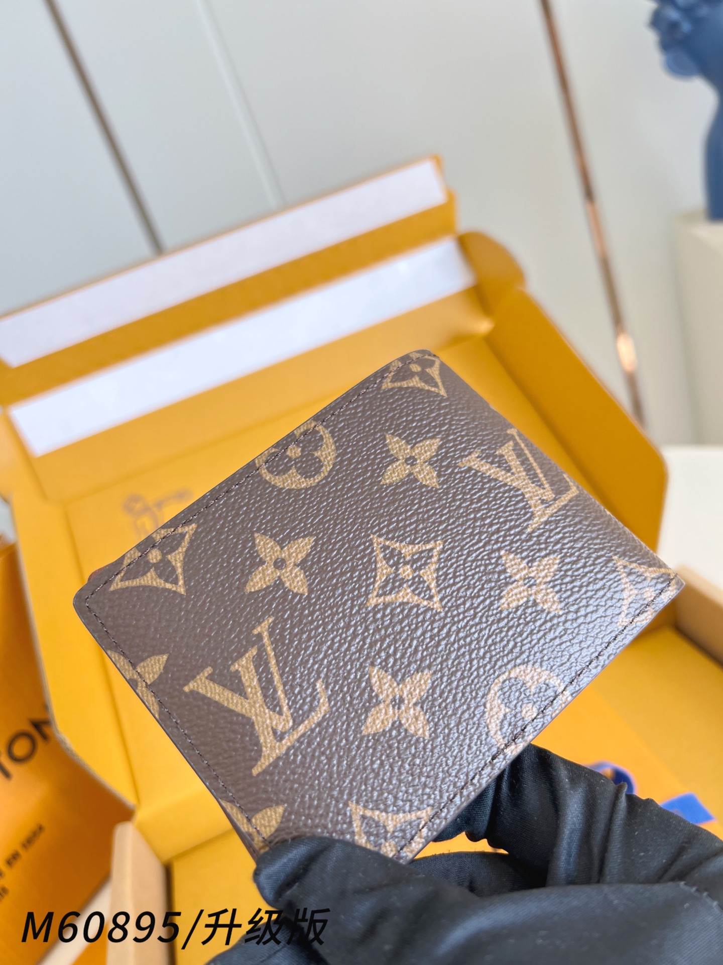 【 M60895老花/升级版 】Multiple 钱包采用 Monogram 帆布制造，设有多个口袋，可