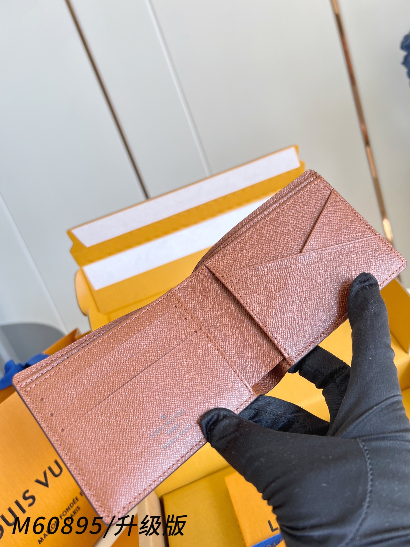 【 M60895老花/升级版 】Multiple 钱包采用 Monogram 帆布制造，设有多个口袋，可