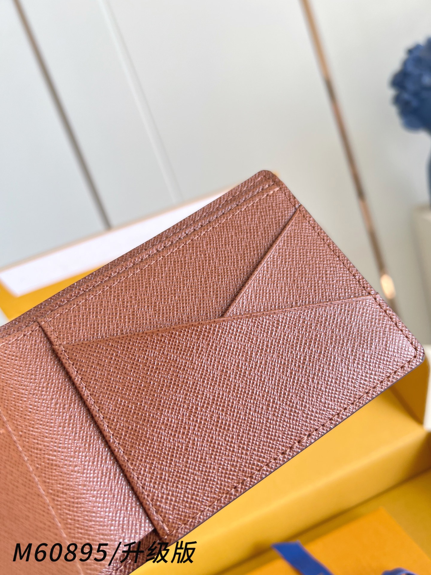 【 M60895老花/升级版 】Multiple 钱包采用 Monogram 帆布制造，设有多个口袋，可