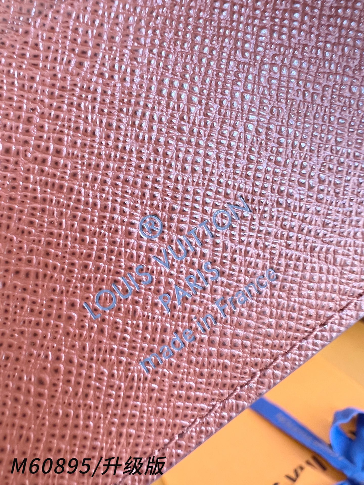 【 M60895老花/升级版 】Multiple 钱包采用 Monogram 帆布制造，设有多个口袋，可