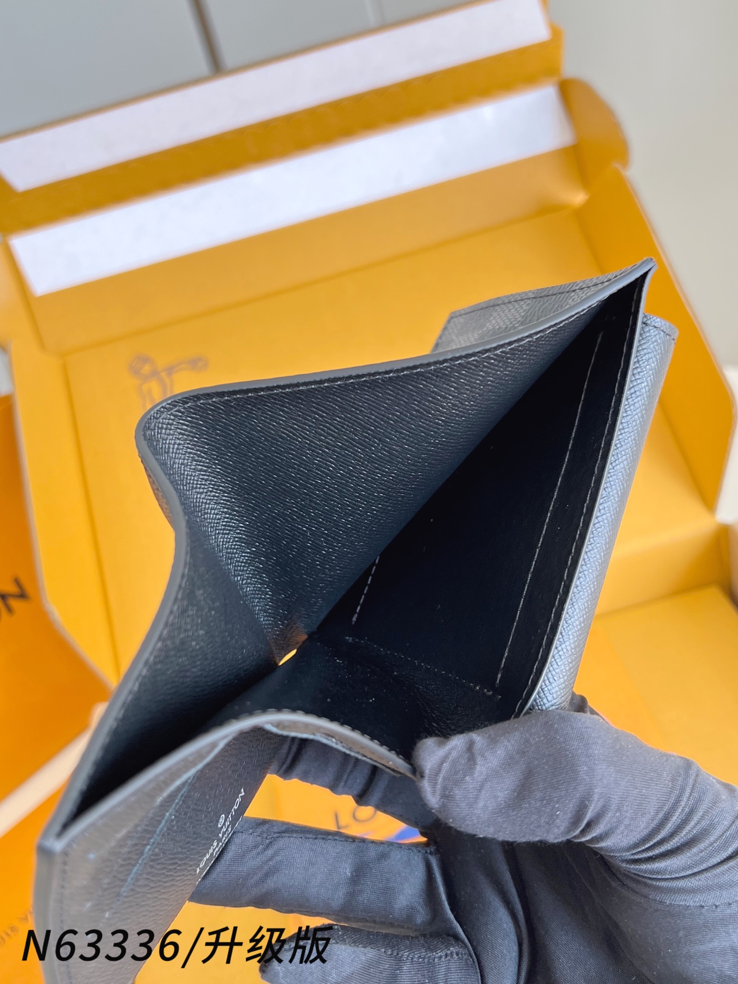 【 N63336黑格/升级版 】🎁配全套精品包装 Marco 包采用 Monogram 帆布制造，设有多