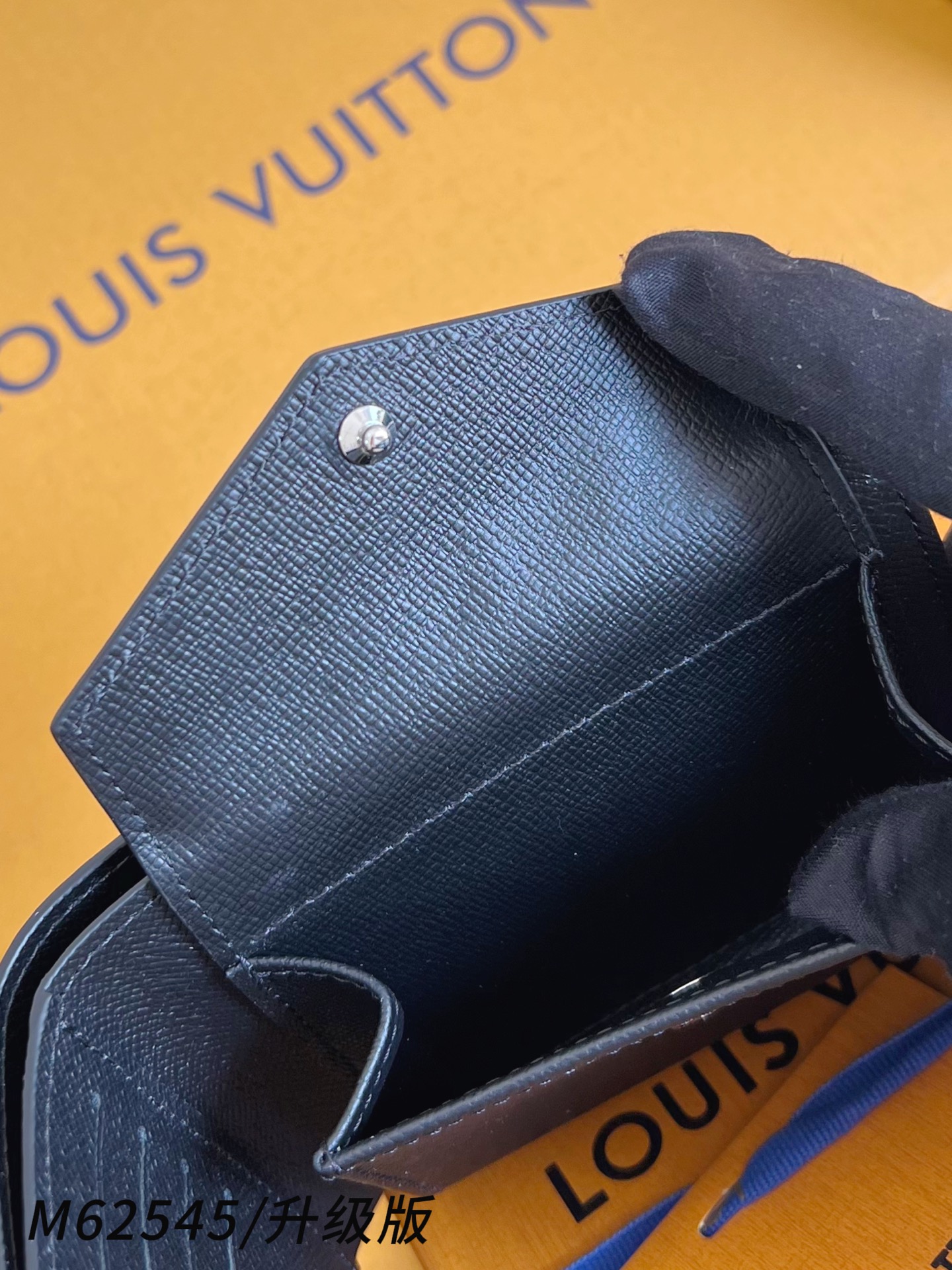 【 M62545黑花/升级版 】🎁配全套精品包装 Marco 包采用 Monogram 帆布制造，设有多