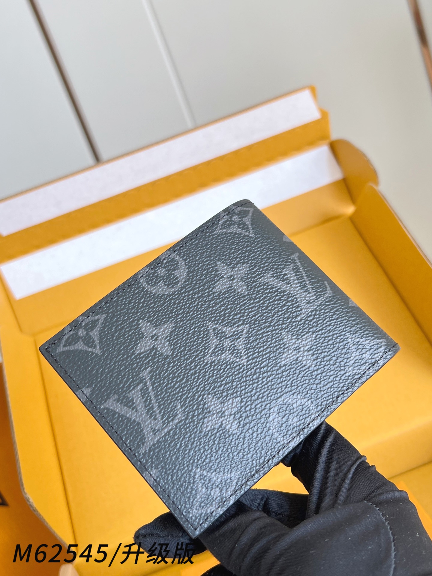 【 M62545黑花/升级版 】🎁配全套精品包装 Marco 包采用 Monogram 帆布制造，设有多