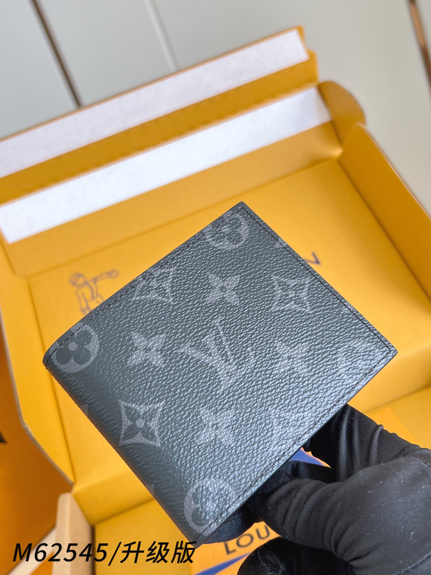 【 M62545黑花/升级版 】🎁配全套精品包装 Marco 包采用 Monogram 帆布制造，设有多