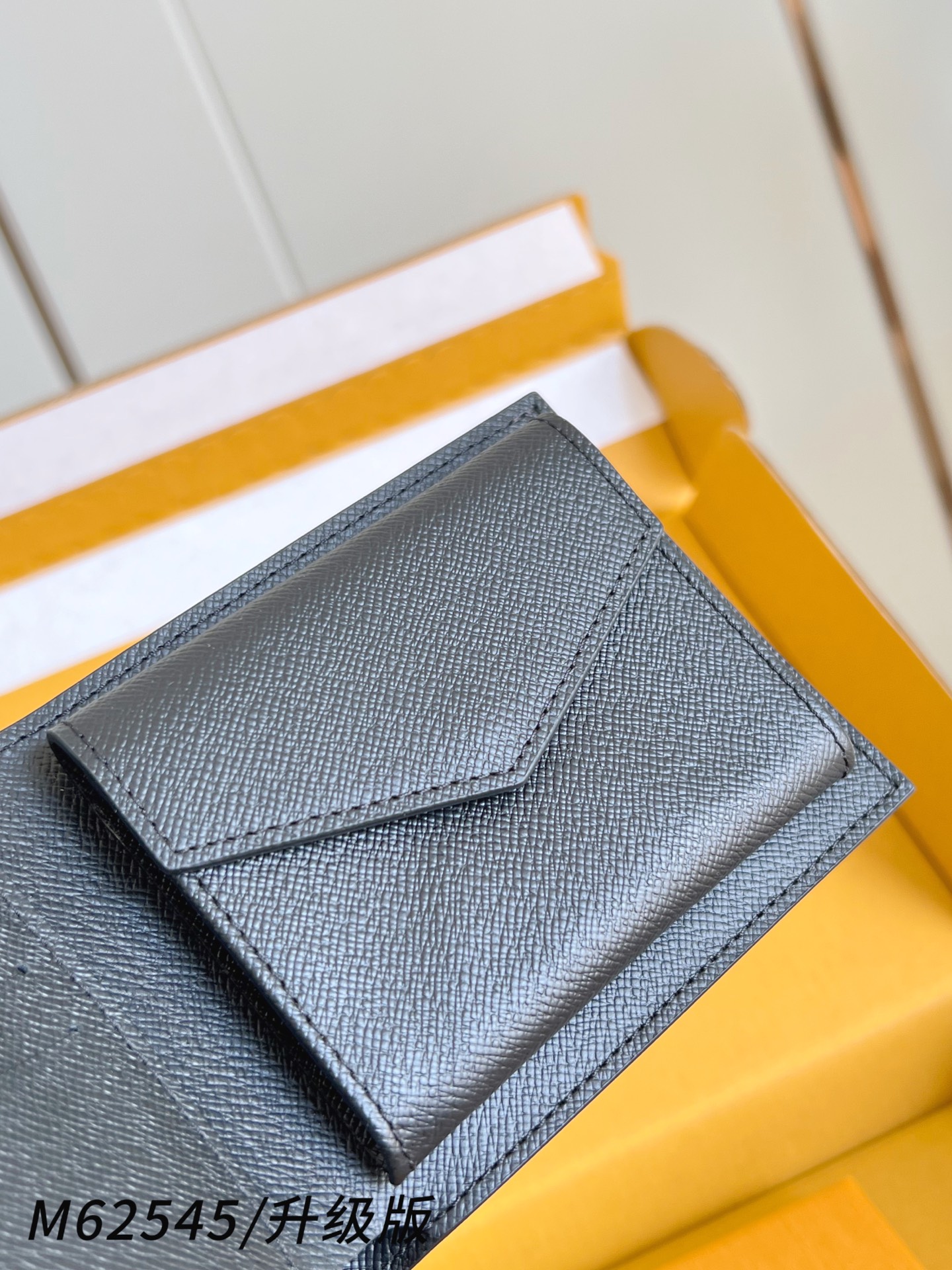 【 M62545黑花/升级版 】🎁配全套精品包装 Marco 包采用 Monogram 帆布制造，设有多