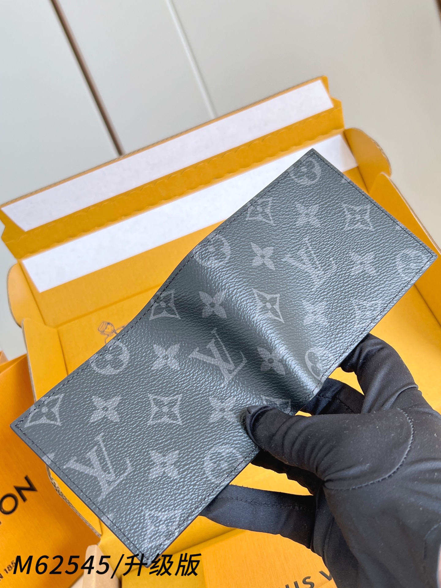 【 M62545黑花/升级版 】🎁配全套精品包装 Marco 包采用 Monogram 帆布制造，设有多