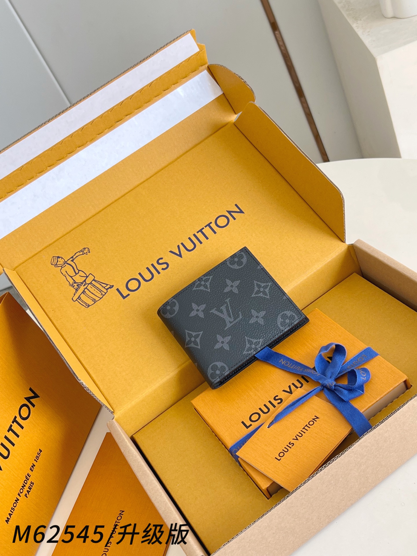 【 M62545黑花/升级版 】🎁配全套精品包装 Marco 包采用 Monogram 帆布制造，设有多