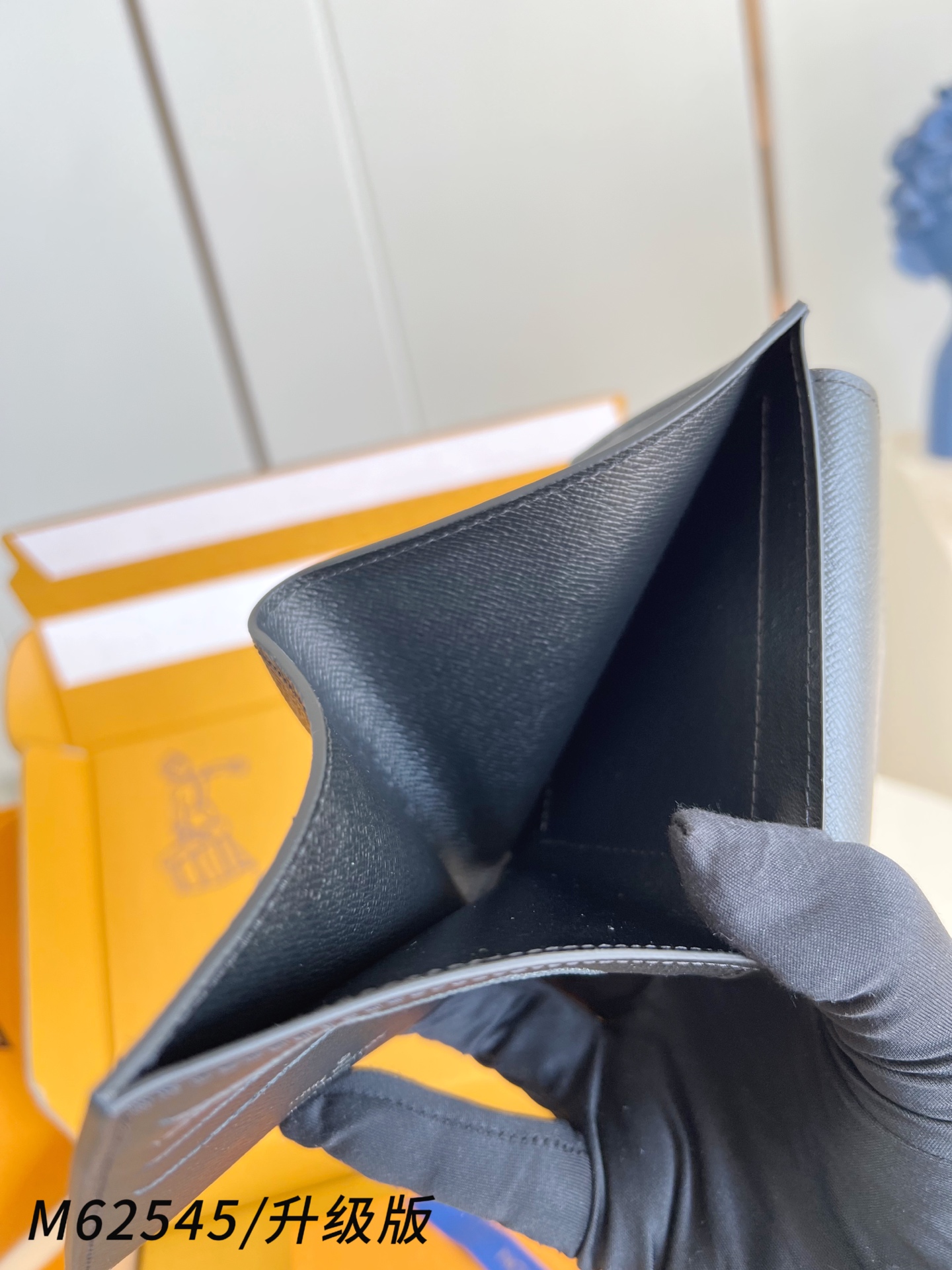 【 M62545黑花/升级版 】🎁配全套精品包装 Marco 包采用 Monogram 帆布制造，设有多