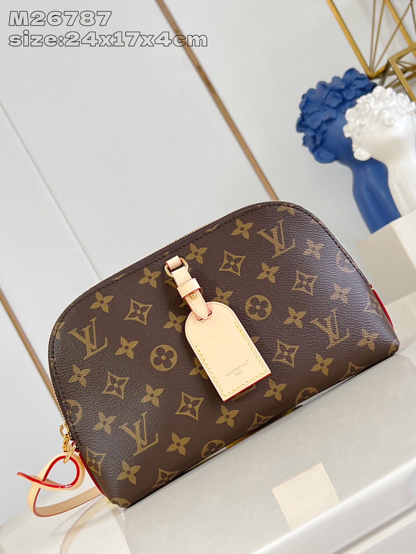 ?신품 M26787老꽃 這款Tag Me 小型收納包是상품牌Monogram圖案系列的 완전 신상품，以經典Monogram帆布製造，24.5 x 17 x 4.5 (cm) (길이 x 높이 x 정도) ?400