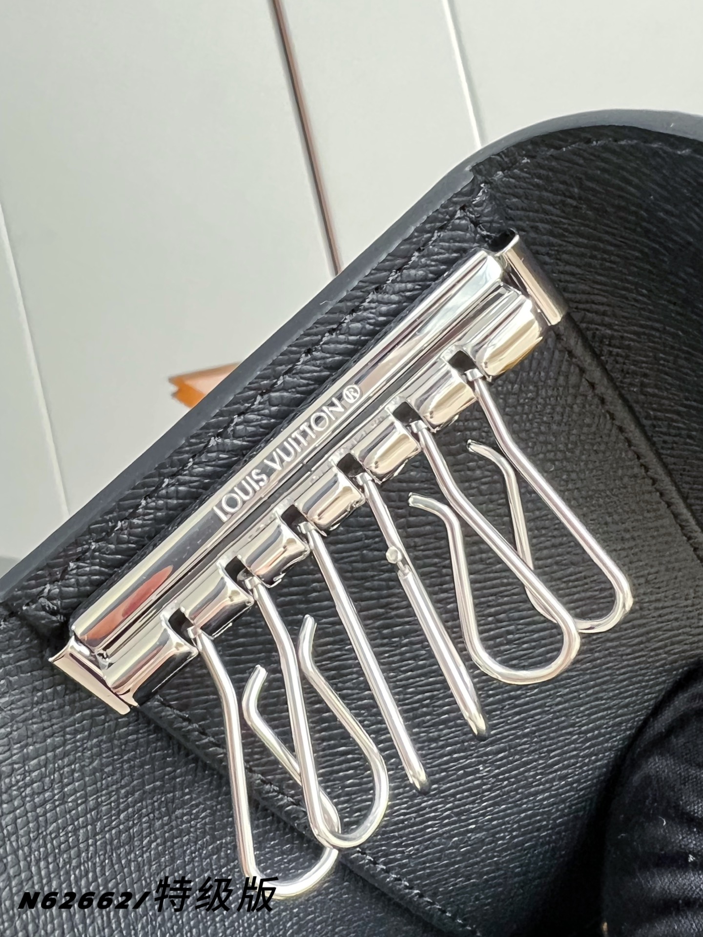 【 N62662/特级全钢版 】设计小巧精致的钥匙包！设有六个可系扣六把钥匙的锁扣。采用Monogram