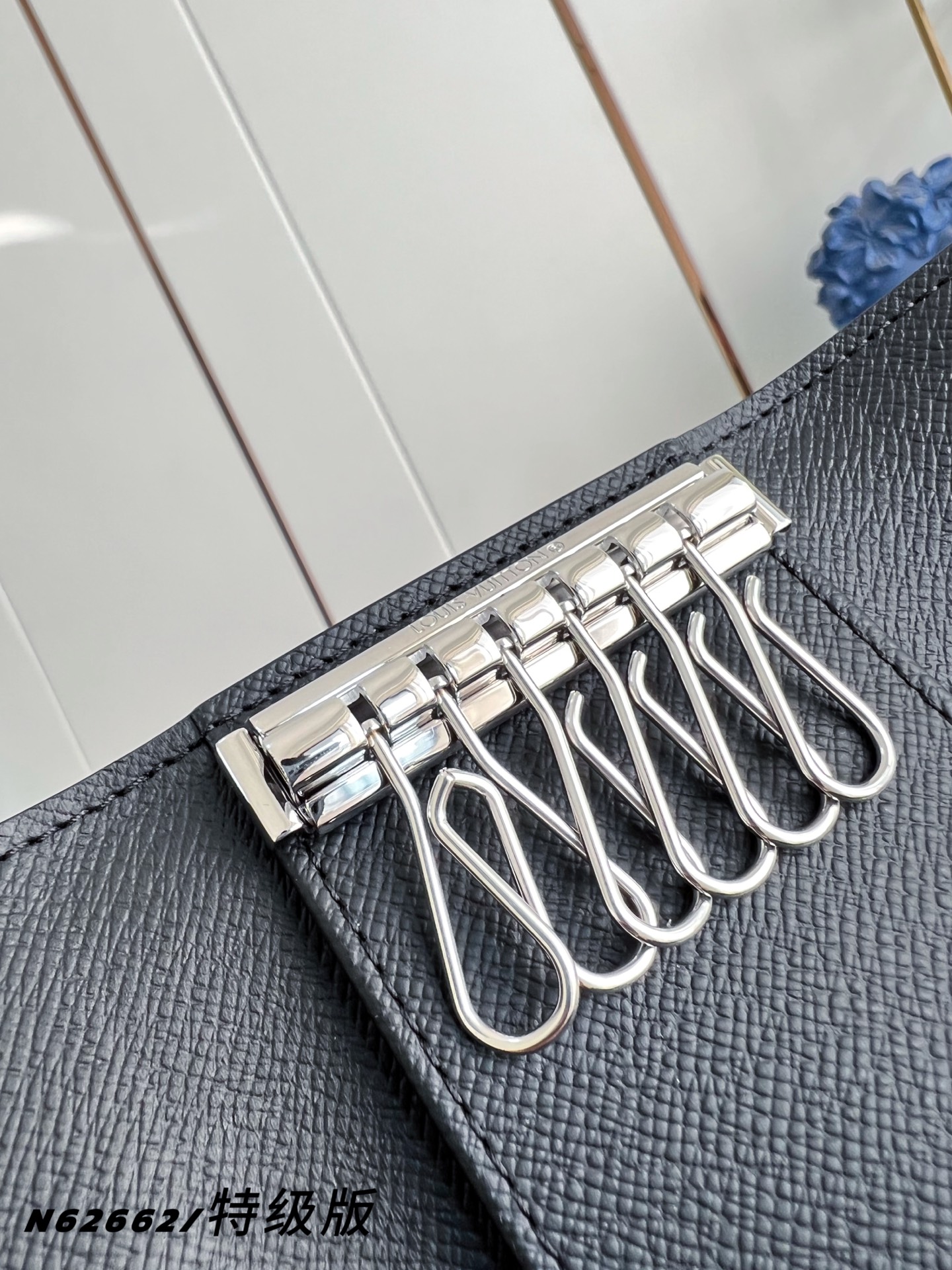 【 N62662/特级全钢版 】设计小巧精致的钥匙包！设有六个可系扣六把钥匙的锁扣。采用Monogram