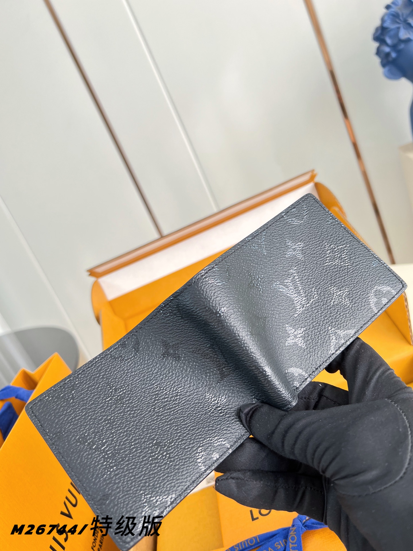 【 M26744/特级全钢版 】本款 Multiple 钱夹以 Monogram Midnight 涂层