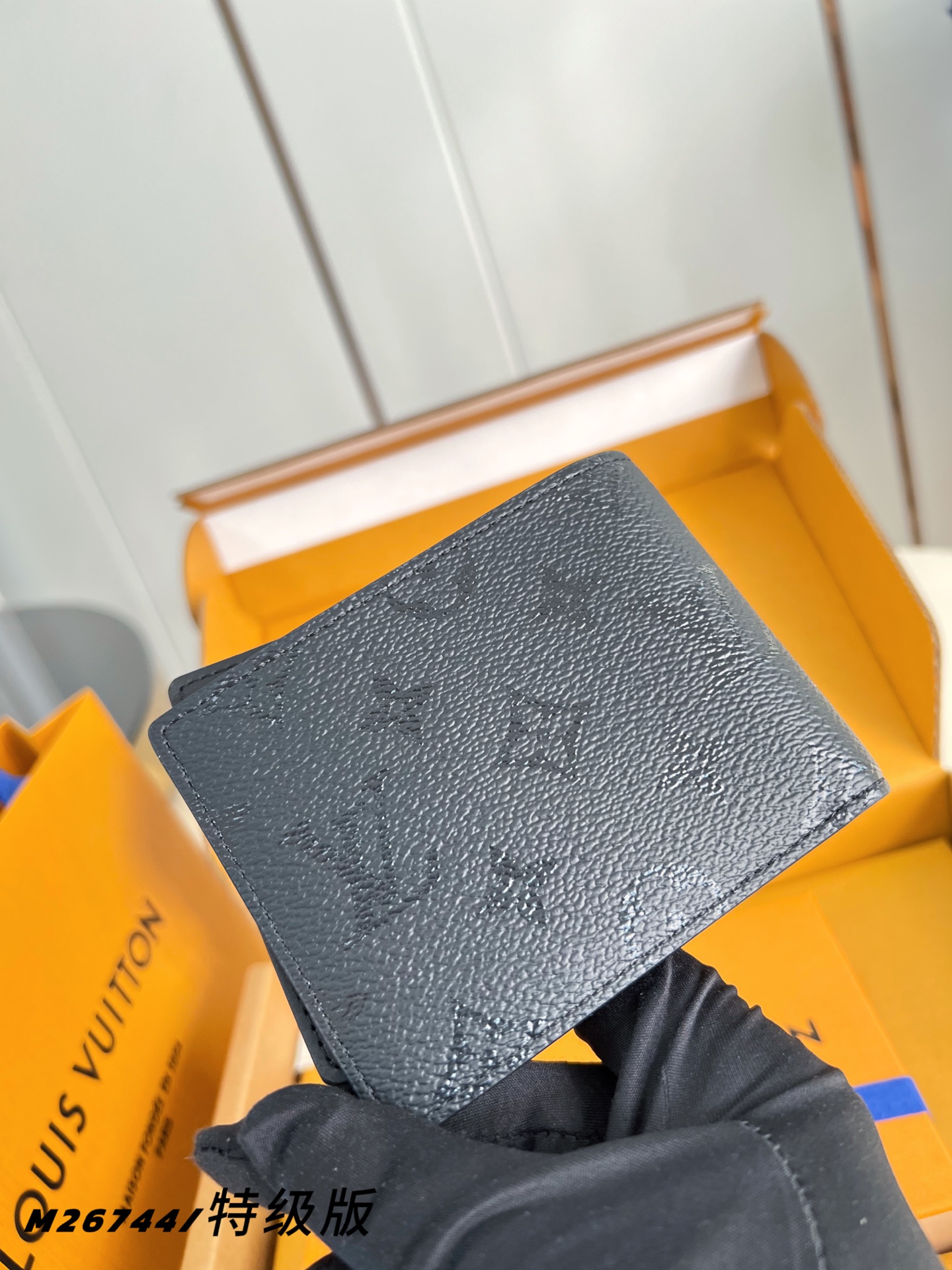 【 M26744/特级全钢版 】本款 Multiple 钱夹以 Monogram Midnight 涂层