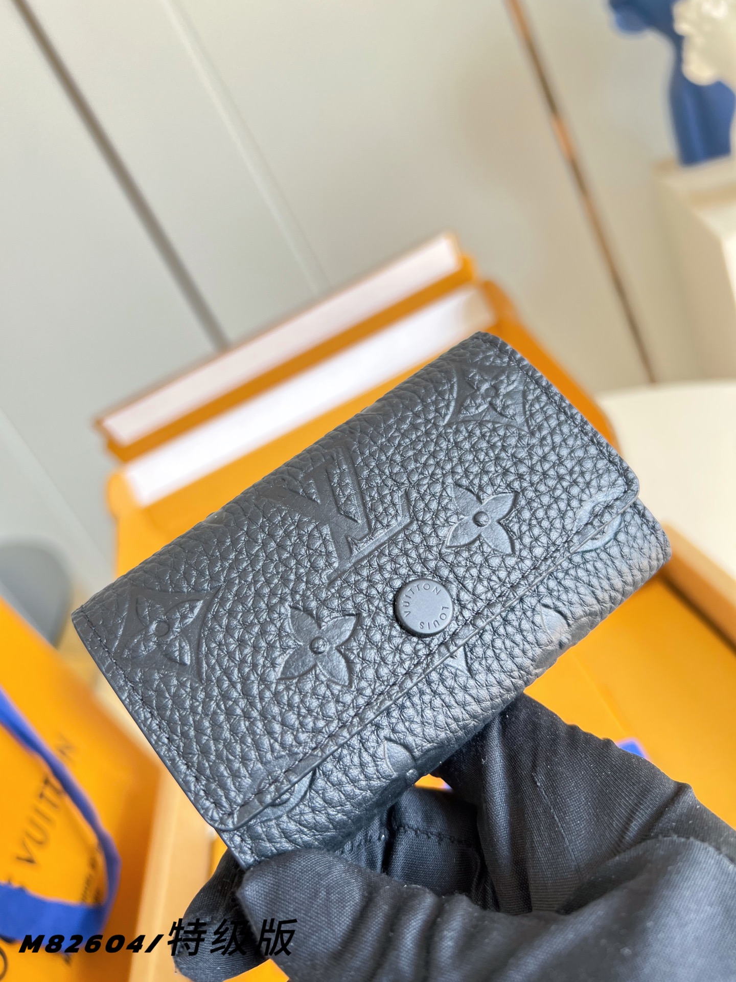 【 M82604/特级全钢版 】本款钥匙包将 LV 字母和 Monogram 花簇图案化为全粒面 Tau