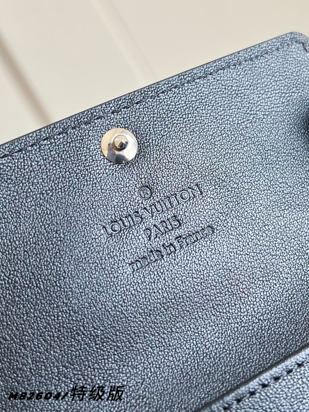 【 M82604/特级全钢版 】本款钥匙包将 LV 字母和 Monogram 花簇图案化为全粒面 Tau