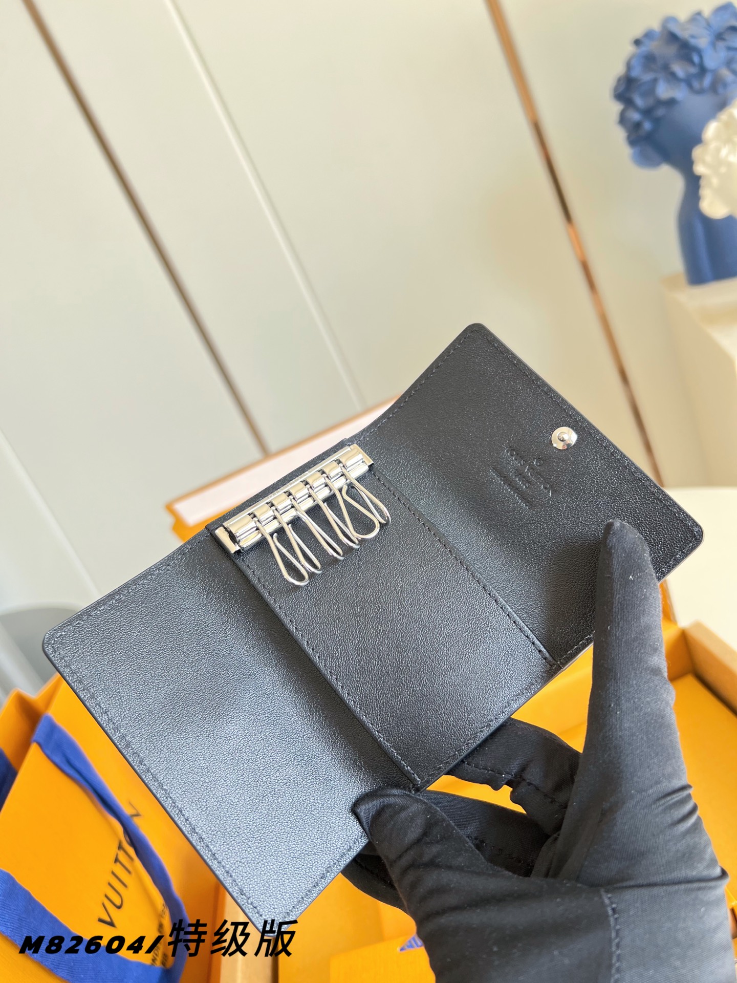 【 M82604/特级全钢版 】本款钥匙包将 LV 字母和 Monogram 花簇图案化为全粒面 Tau