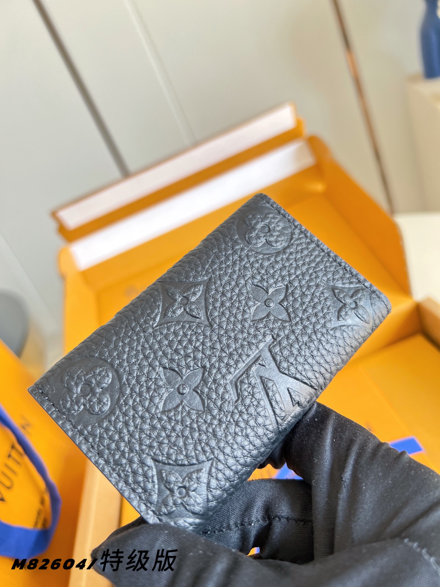 【 M82604/特级全钢版 】本款钥匙包将 LV 字母和 Monogram 花簇图案化为全粒面 Tau