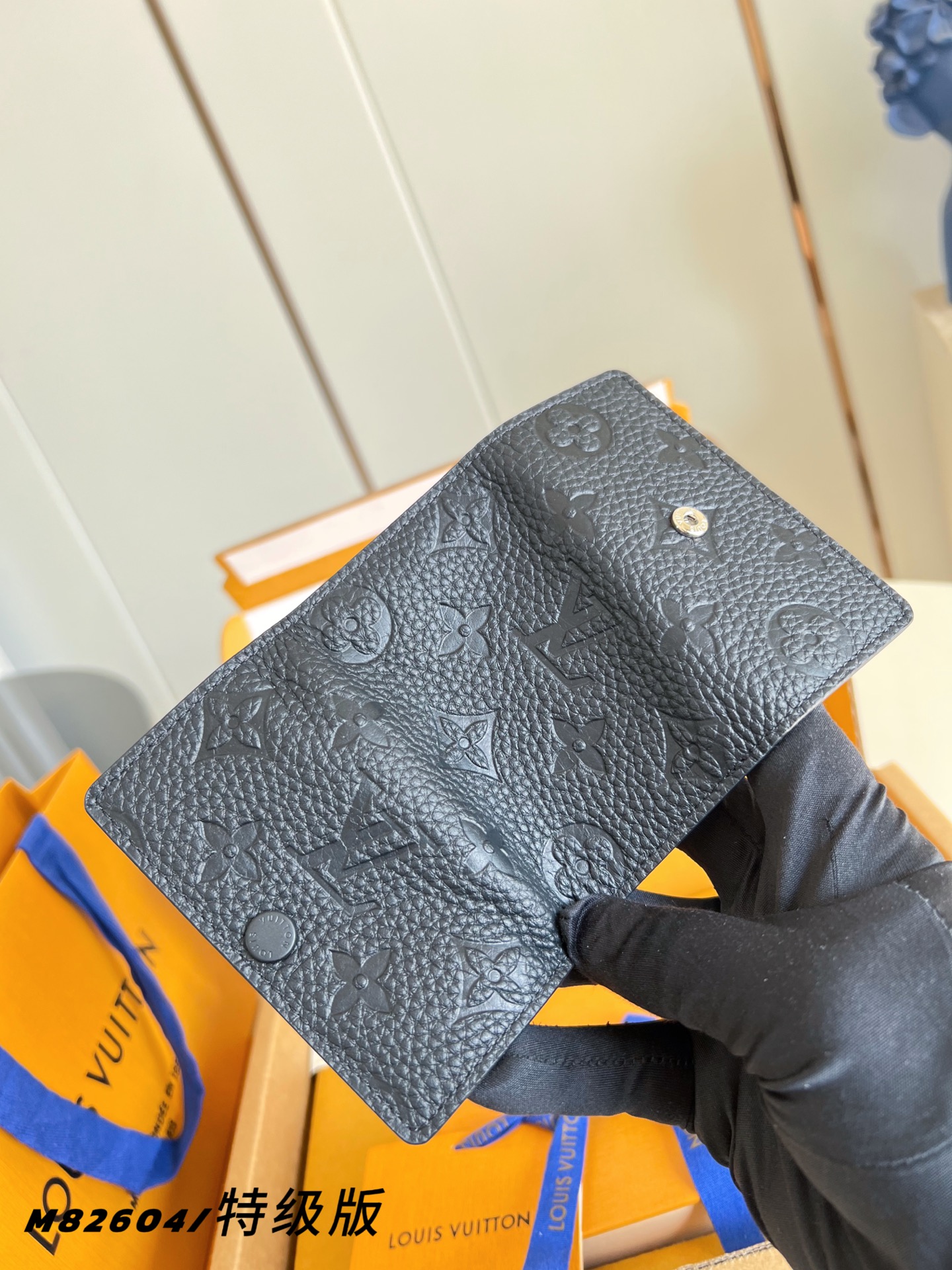 【 M82604/特级全钢版 】本款钥匙包将 LV 字母和 Monogram 花簇图案化为全粒面 Tau