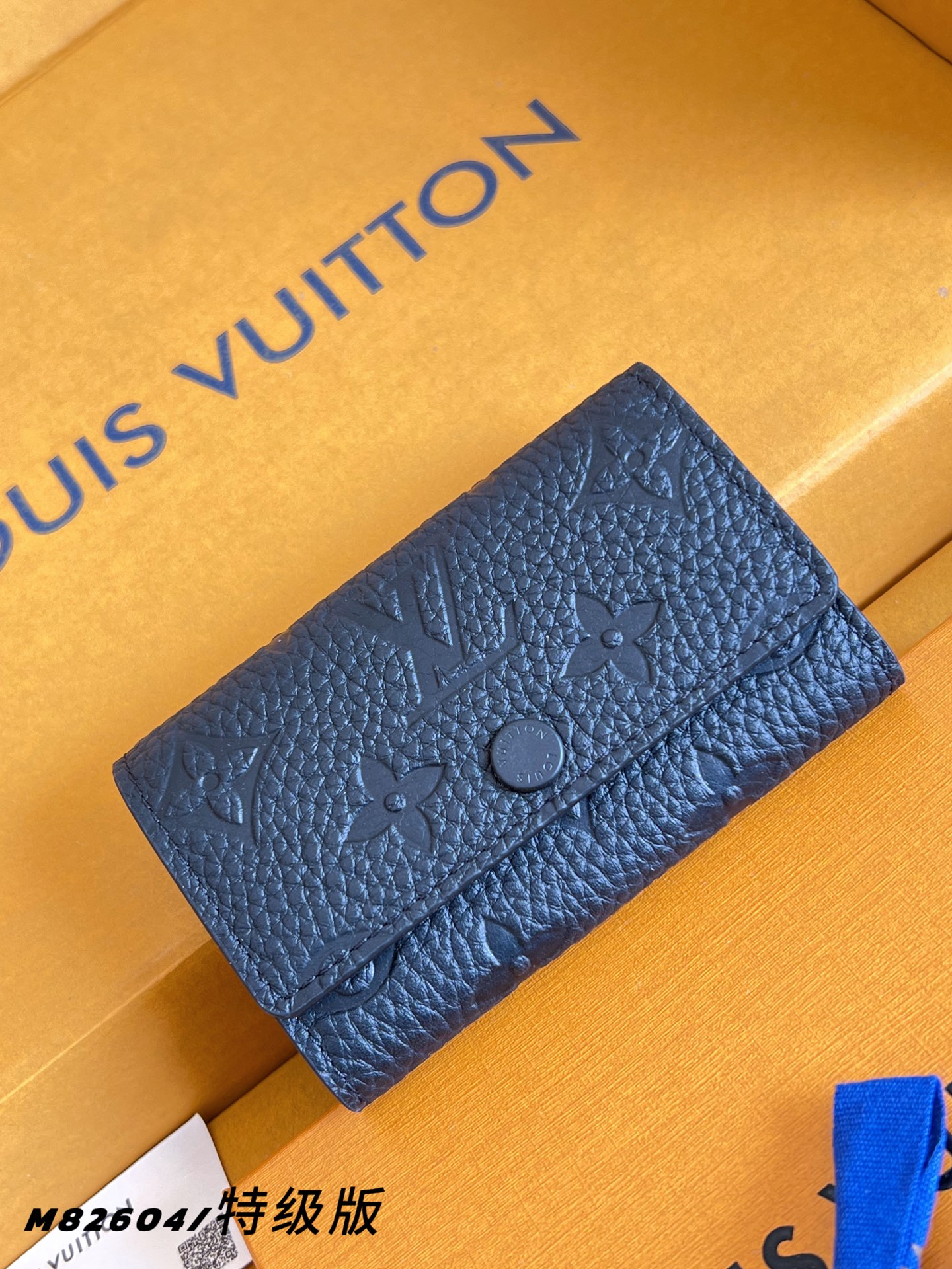 【 M82604/特级全钢版 】本款钥匙包将 LV 字母和 Monogram 花簇图案化为全粒面 Tau