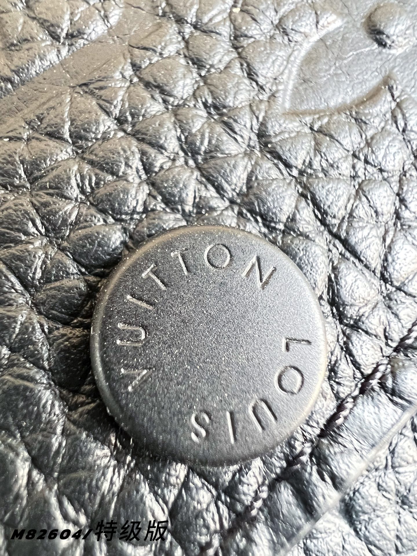 【 M82604/特级全钢版 】本款钥匙包将 LV 字母和 Monogram 花簇图案化为全粒面 Tau