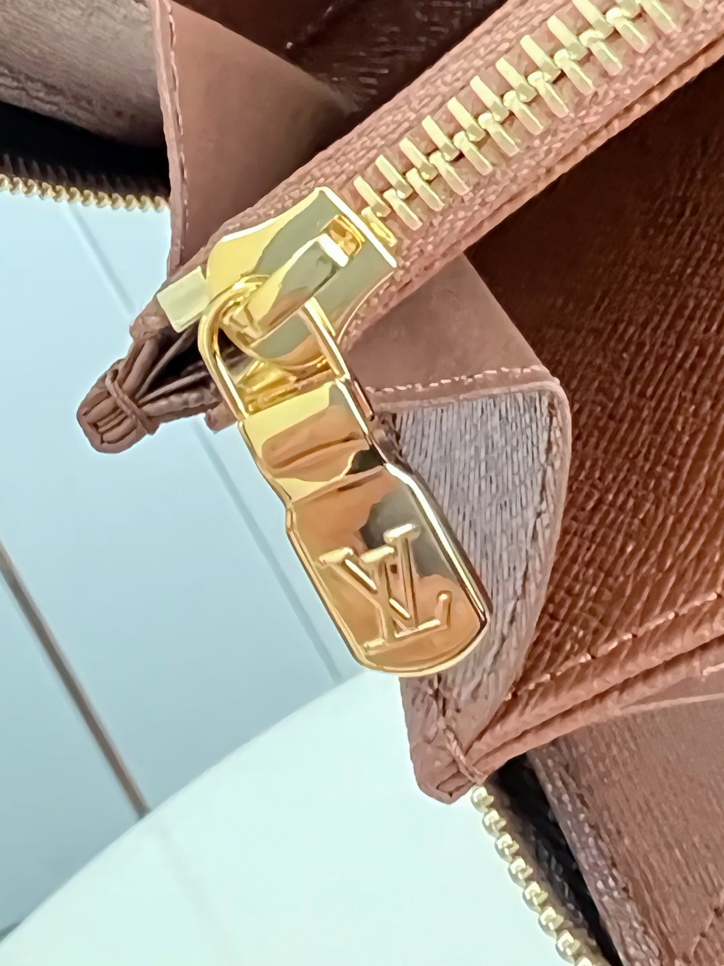 【顶级原单 M27683 】作为路易威登代表性作品之一，此款 Zippy 拉链钱夹由 Monogram 