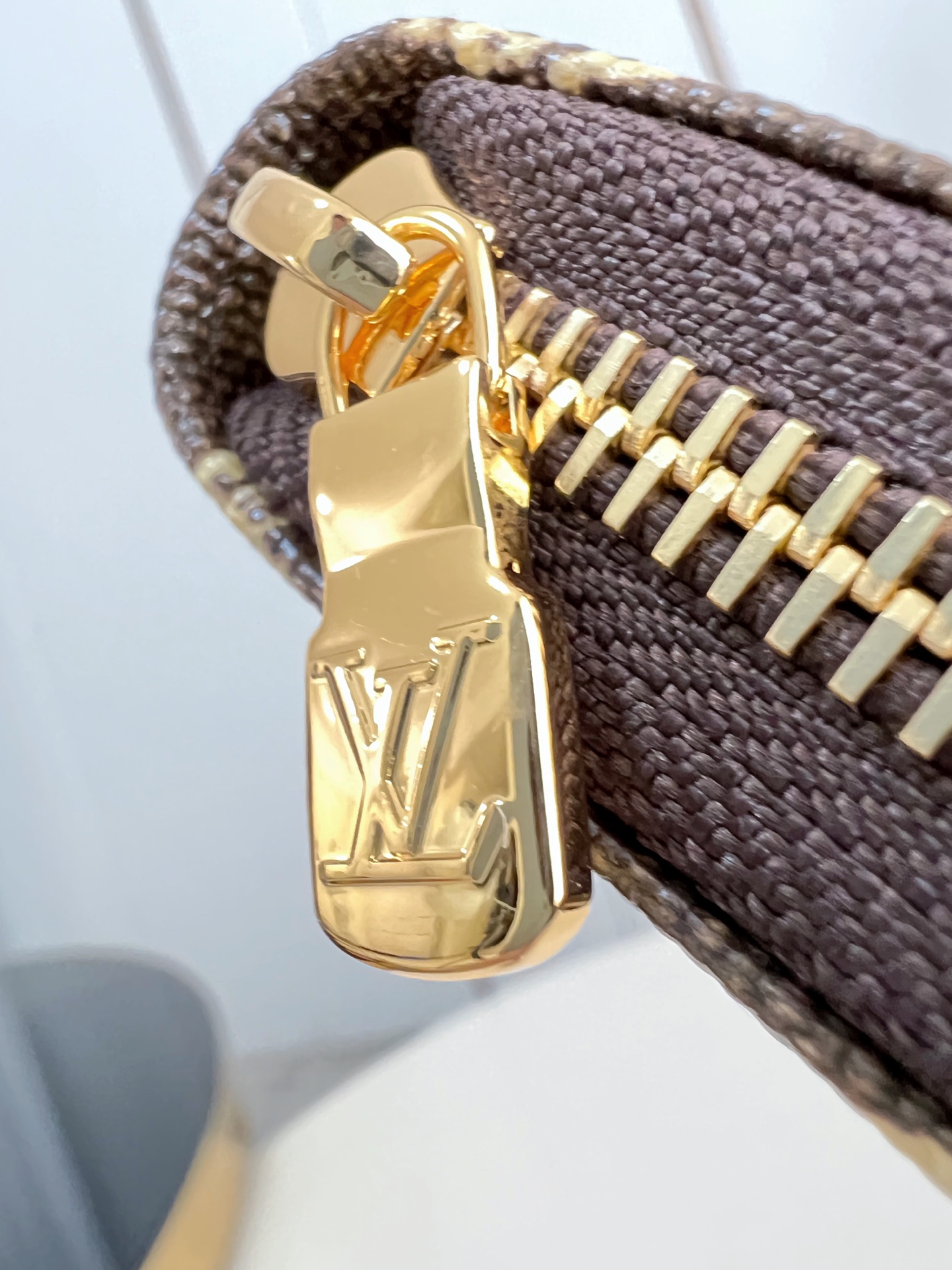 【顶级原单 M27683 】作为路易威登代表性作品之一，此款 Zippy 拉链钱夹由 Monogram 