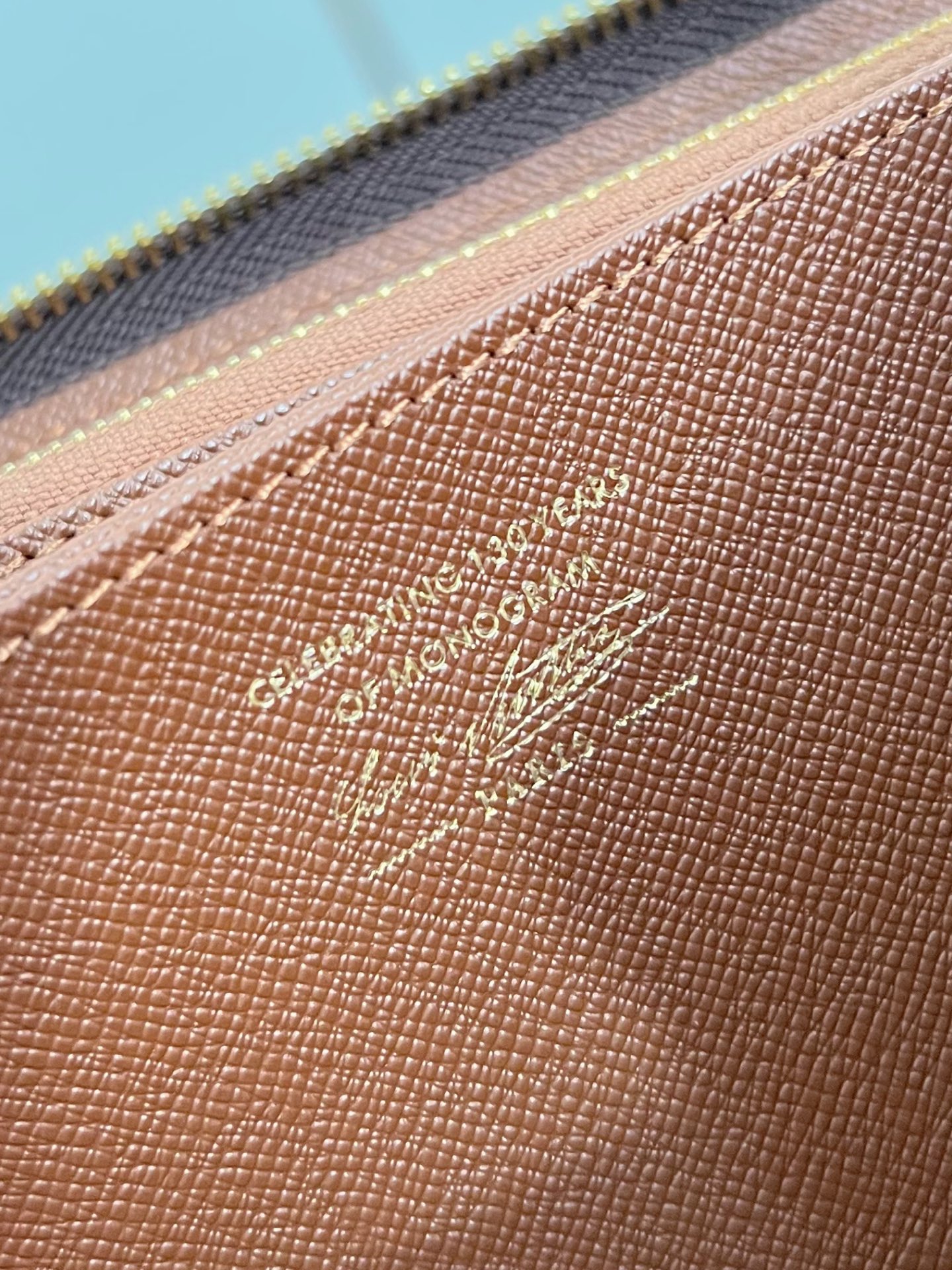 【顶级原单 M27683 】作为路易威登代表性作品之一，此款 Zippy 拉链钱夹由 Monogram 