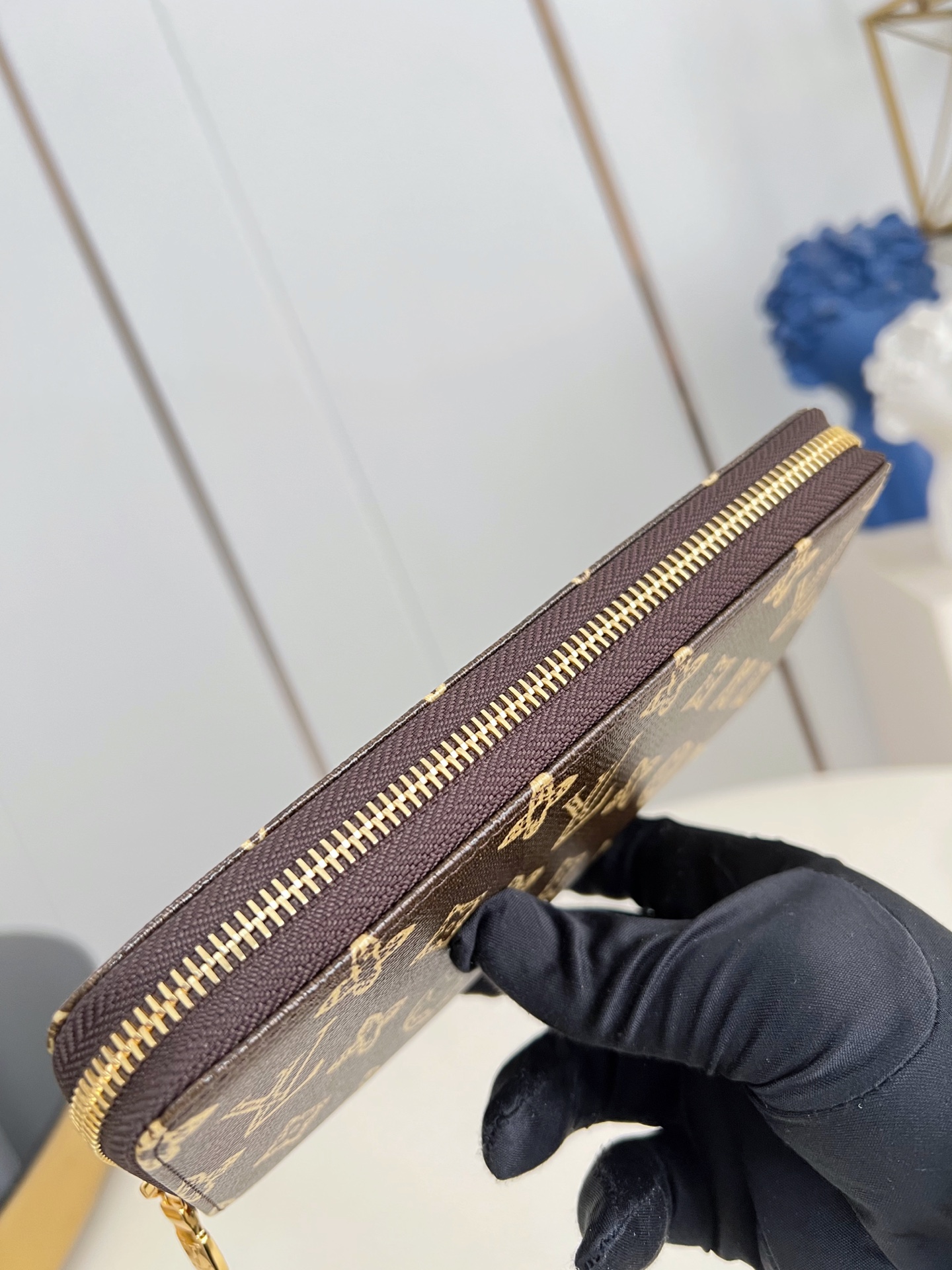 【顶级原单 M27683 】作为路易威登代表性作品之一，此款 Zippy 拉链钱夹由 Monogram 