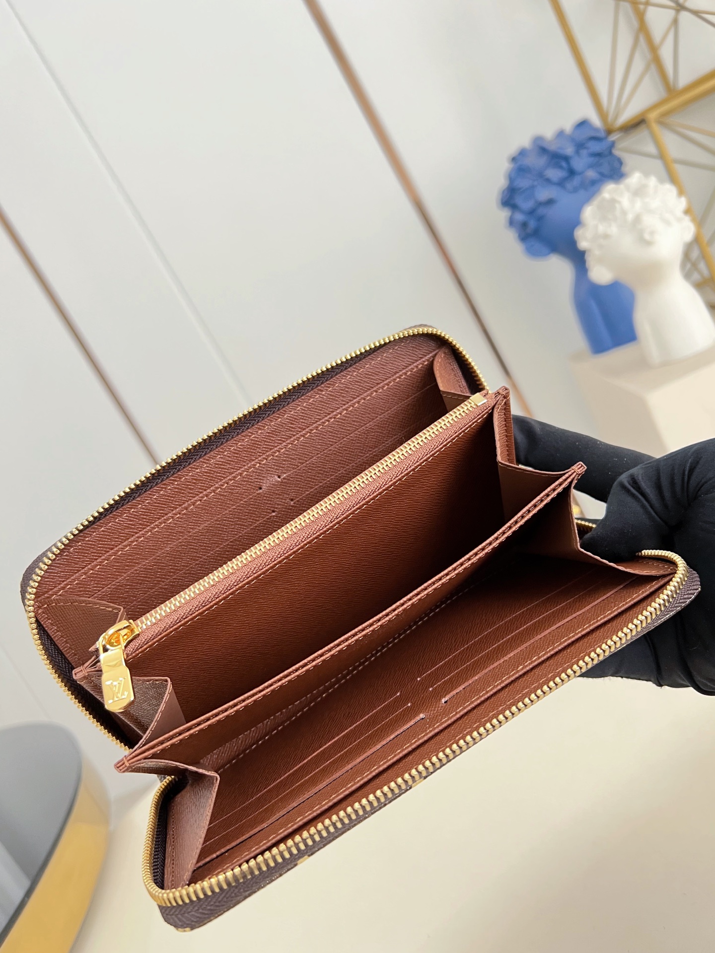 【顶级原单 M27683 】作为路易威登代表性作品之一，此款 Zippy 拉链钱夹由 Monogram 