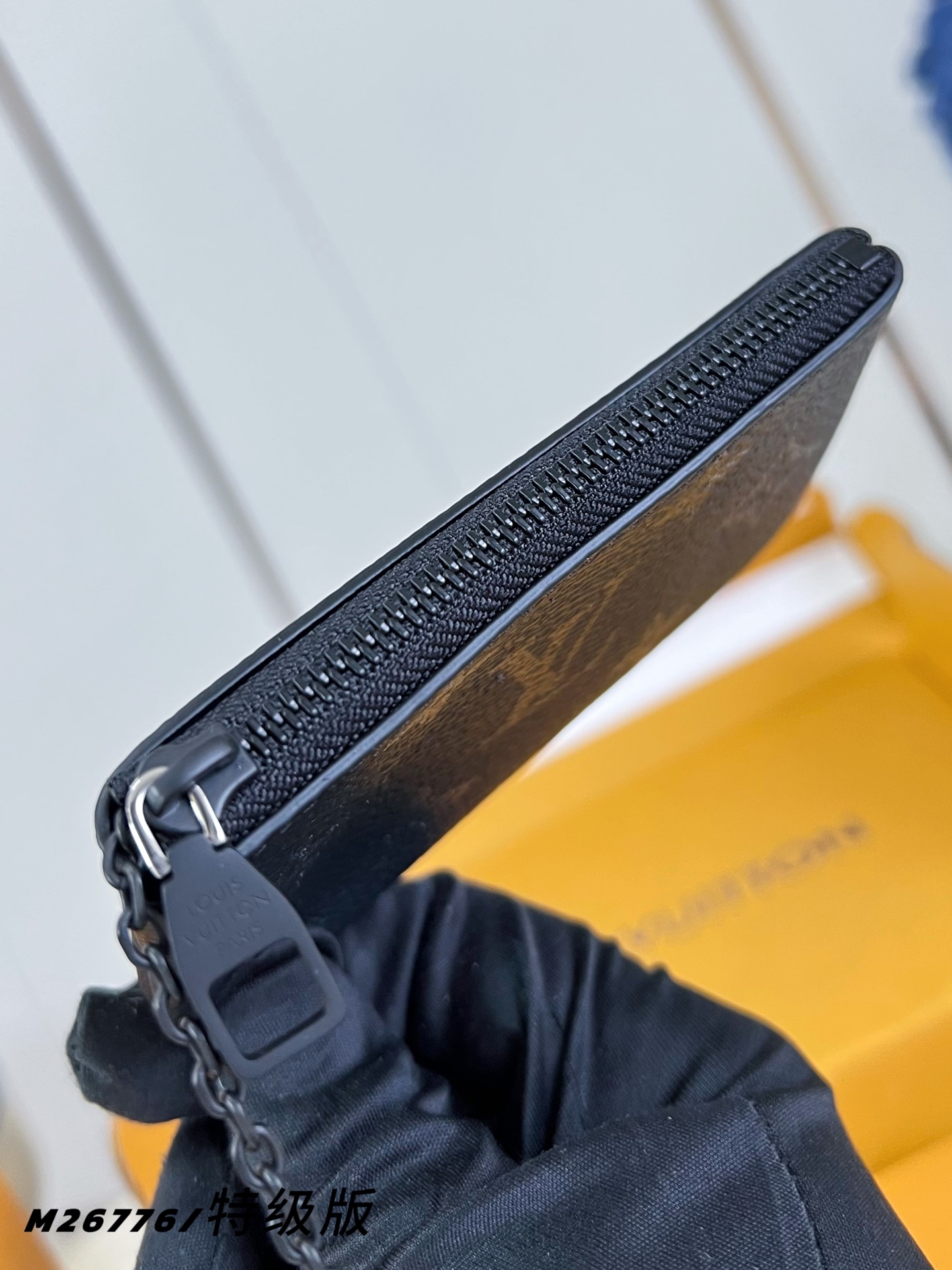 【 M26776/特级全钢版 】本款钥匙零钱包取材 Monogram Midnight 涂层帆布，以工致