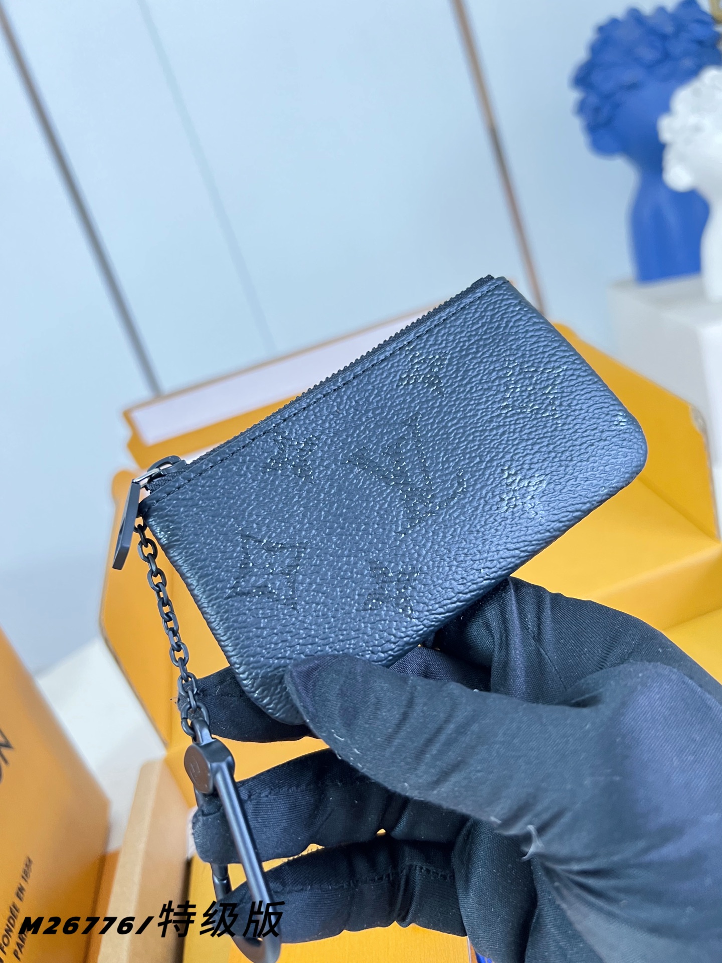 【 M26776/特级全钢版 】本款钥匙零钱包取材 Monogram Midnight 涂层帆布，以工致