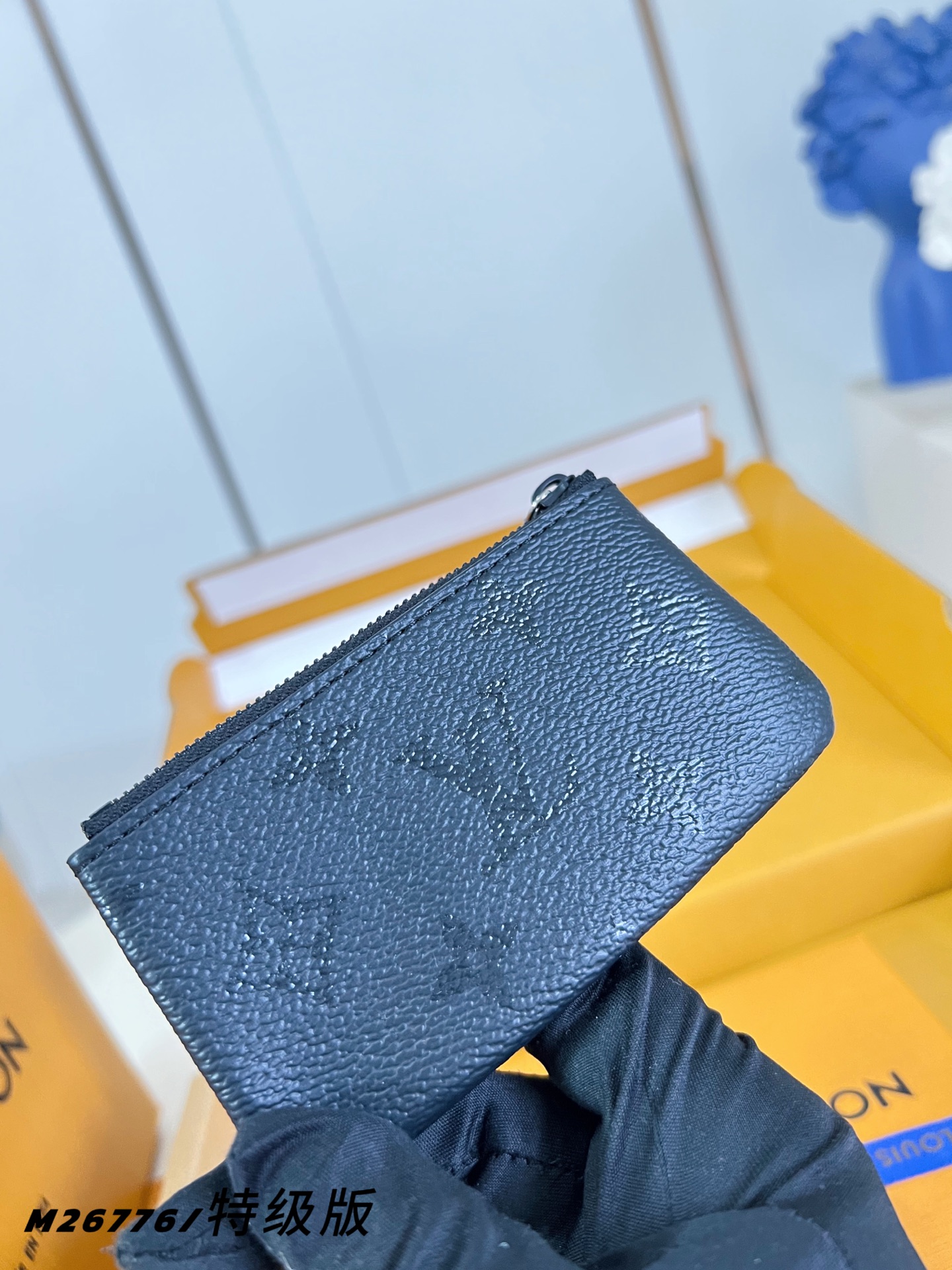 【 M26776/特级全钢版 】本款钥匙零钱包取材 Monogram Midnight 涂层帆布，以工致