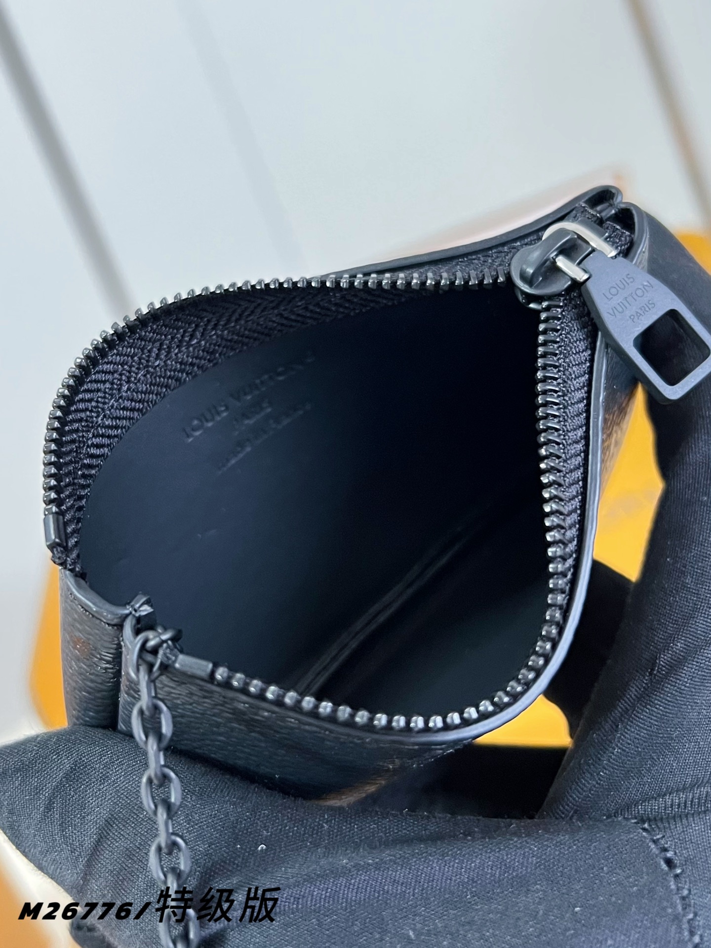 【 M26776/特级全钢版 】本款钥匙零钱包取材 Monogram Midnight 涂层帆布，以工致