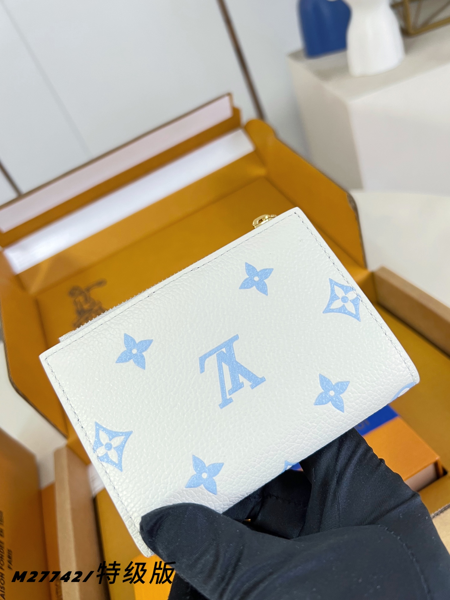 【 M27742/特级全钢版 】這款Sweet Escape系列的Lisa銀包以品牌標誌性的Monogr