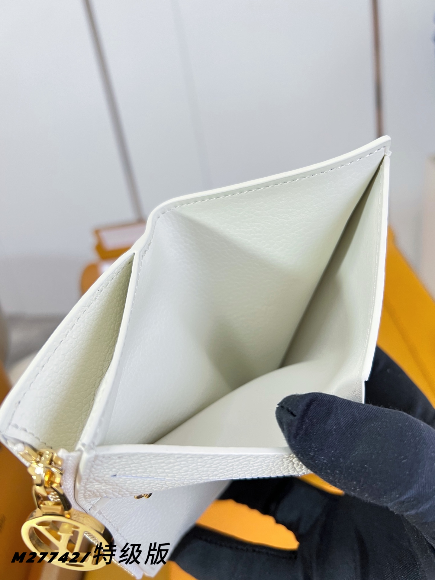 【 M27742/特级全钢版 】這款Sweet Escape系列的Lisa銀包以品牌標誌性的Monogr