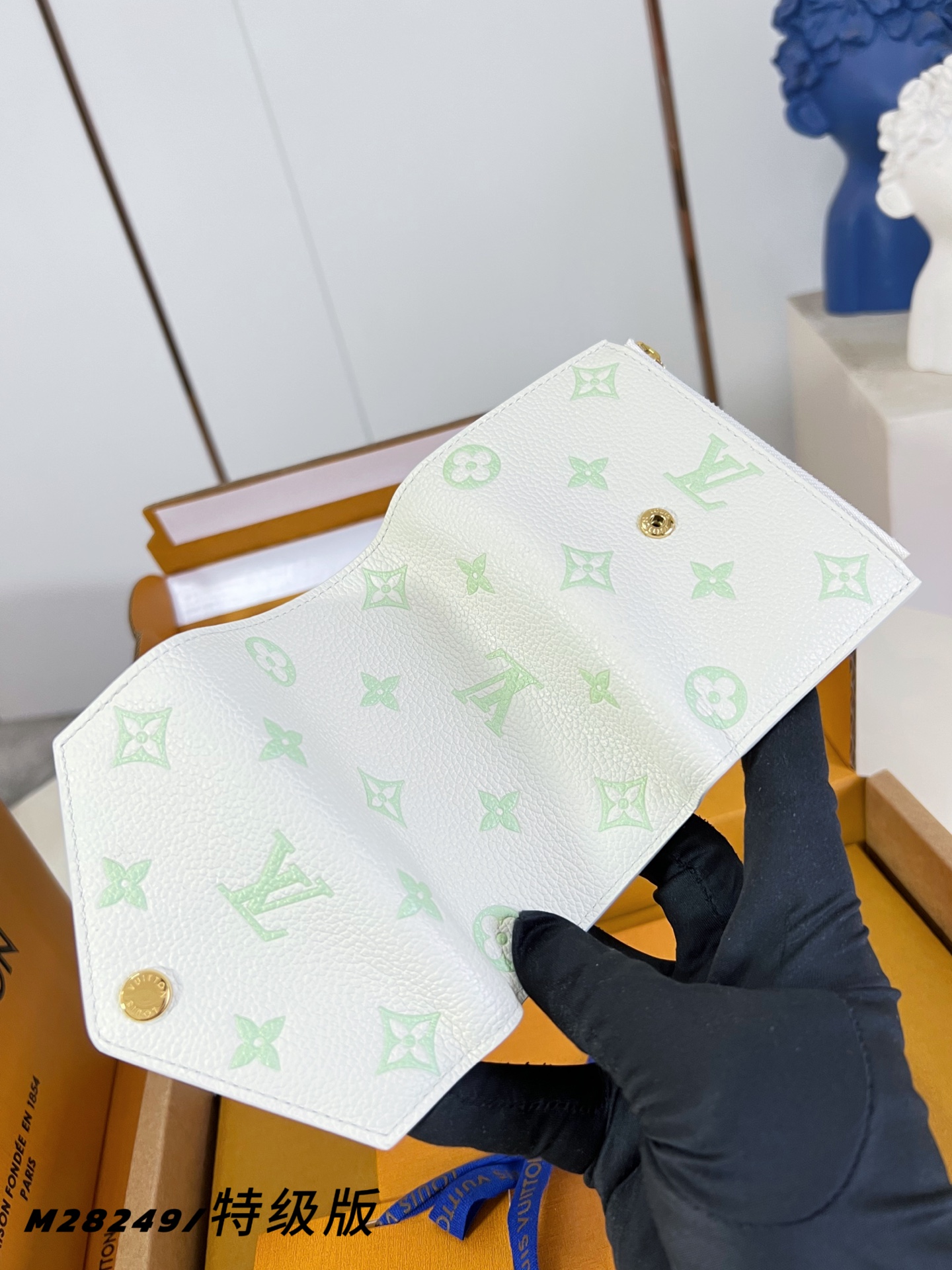 【 M28249/特级全钢版 】這款Sweet Escape系列的Victorine銀包以Milky白色