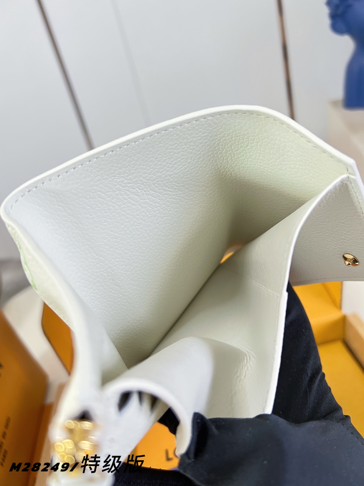 【 M28249/特级全钢版 】這款Sweet Escape系列的Victorine銀包以Milky白色