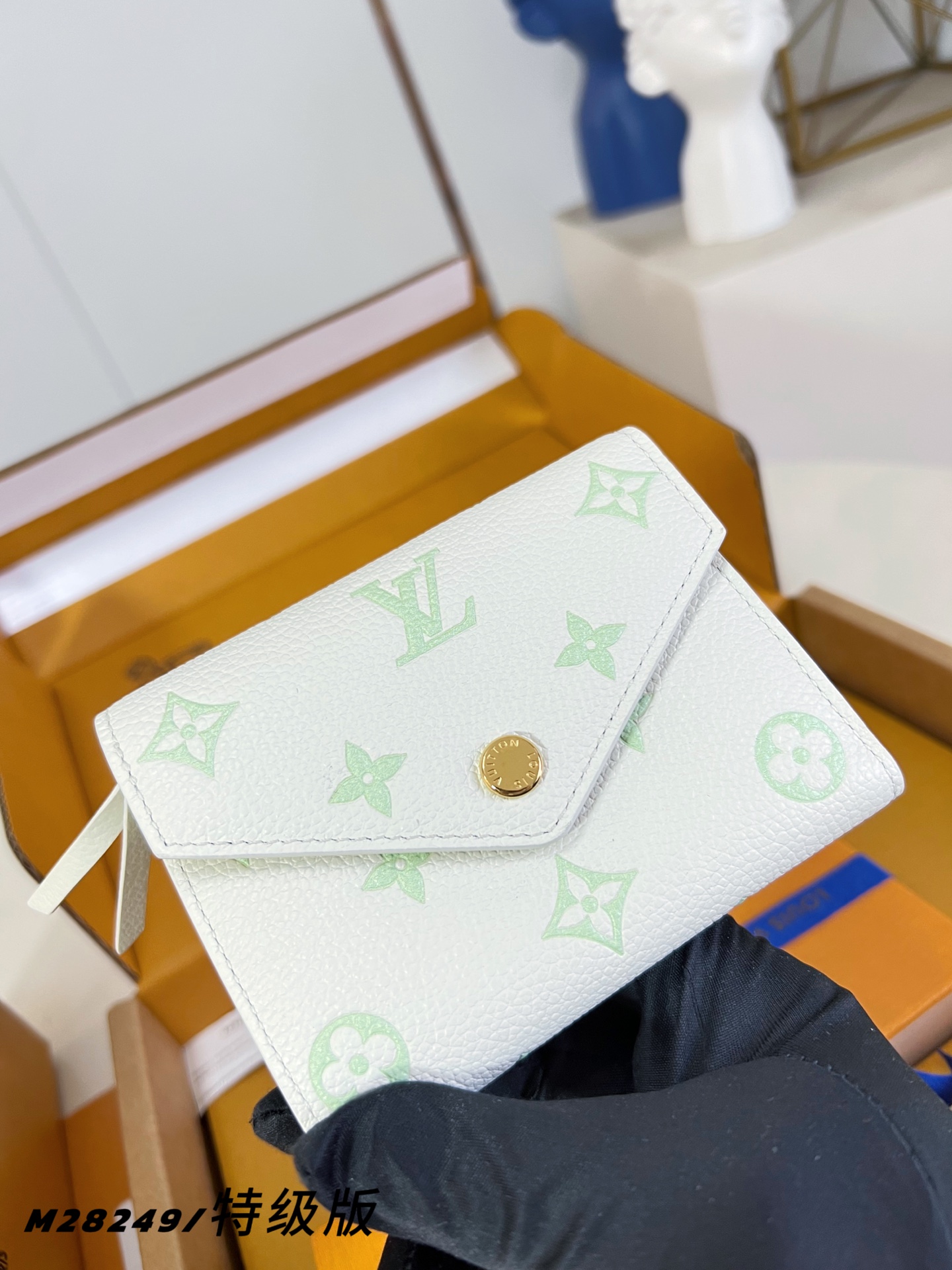 【 M28249/特级全钢版 】這款Sweet Escape系列的Victorine銀包以Milky白色