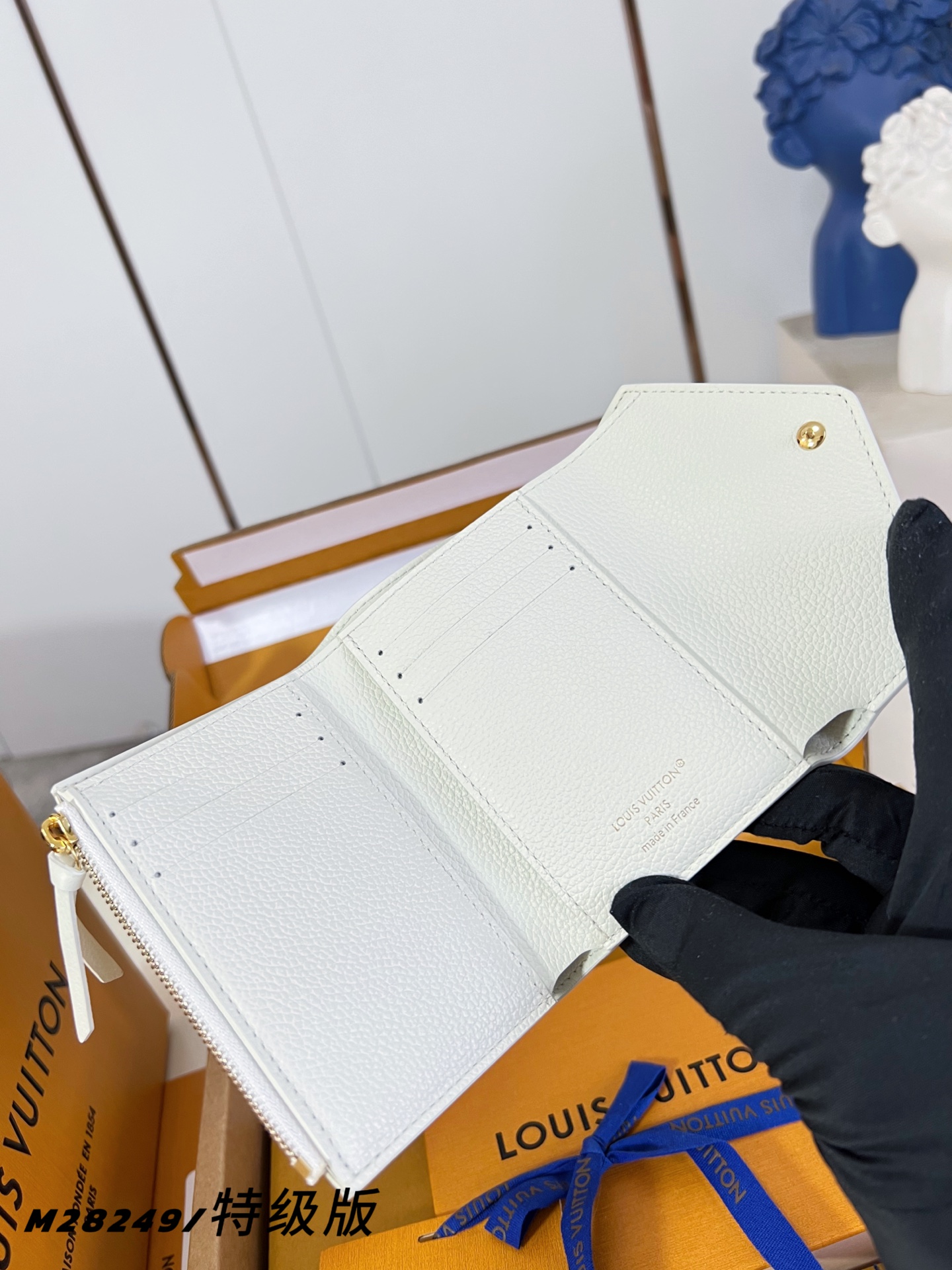 【 M28249/特级全钢版 】這款Sweet Escape系列的Victorine銀包以Milky白色