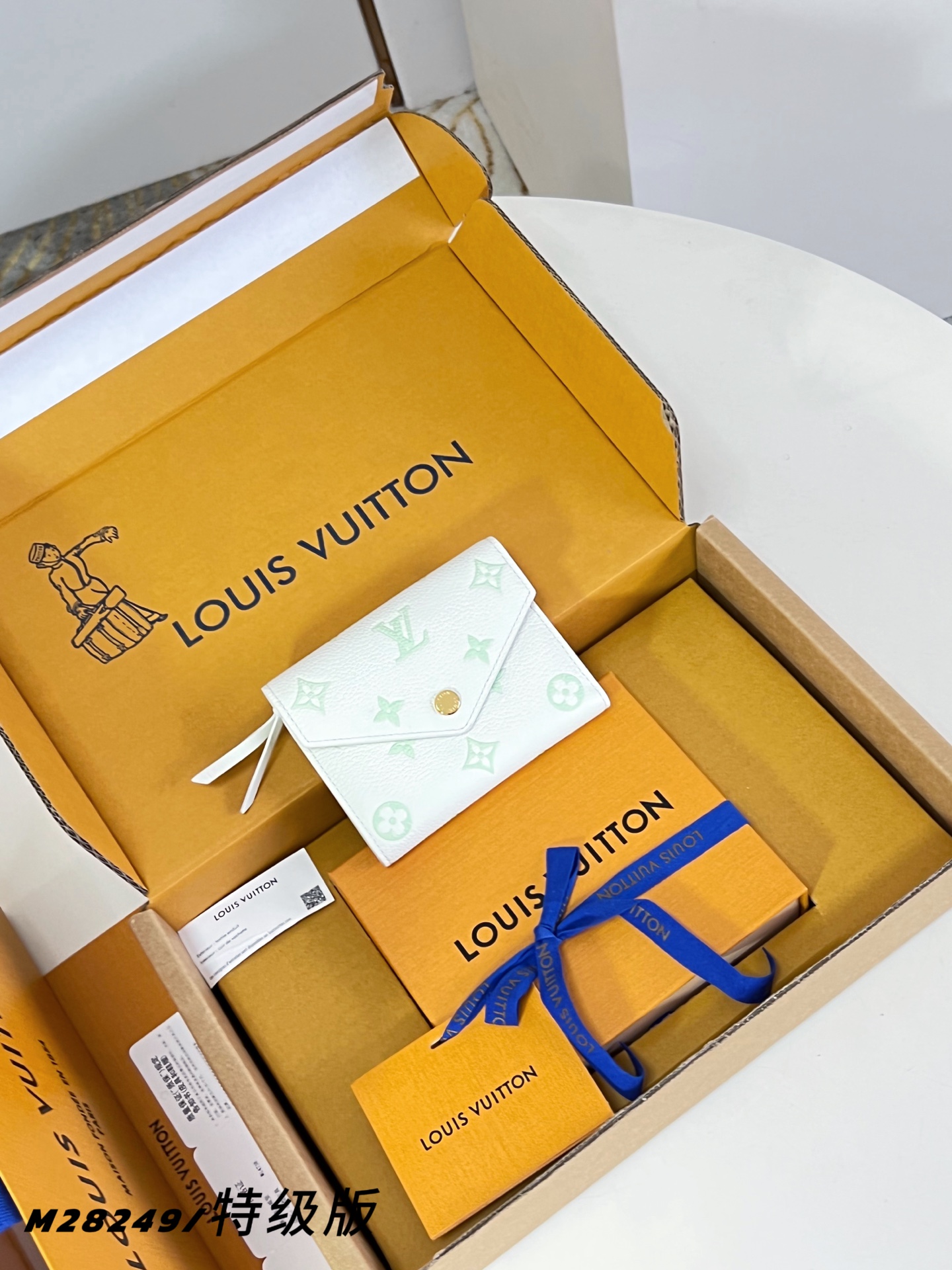 【 M28249/特级全钢版 】這款Sweet Escape系列的Victorine銀包以Milky白色