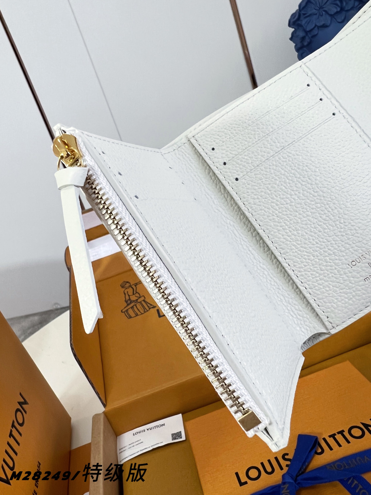 【 M28249/特级全钢版 】這款Sweet Escape系列的Victorine銀包以Milky白色